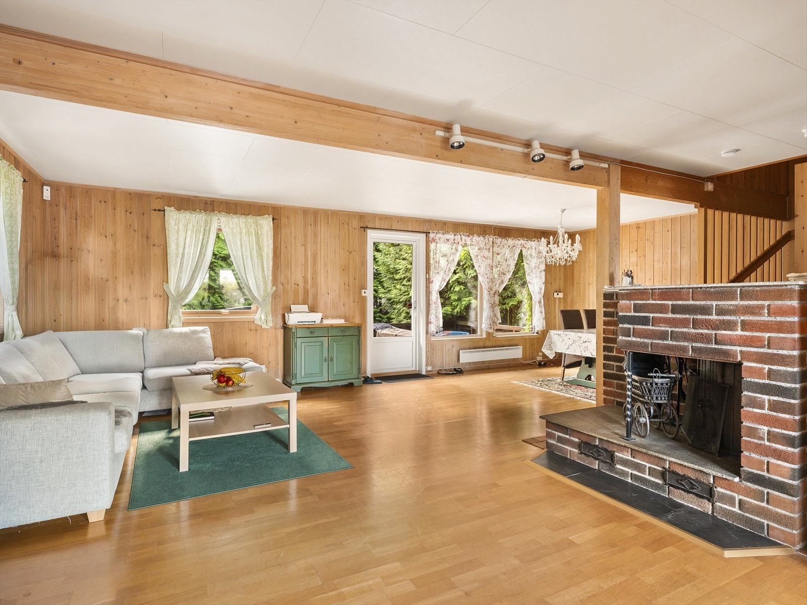 God flyt mellom stue og spisestue skaper en god romfølelse Galleribilde