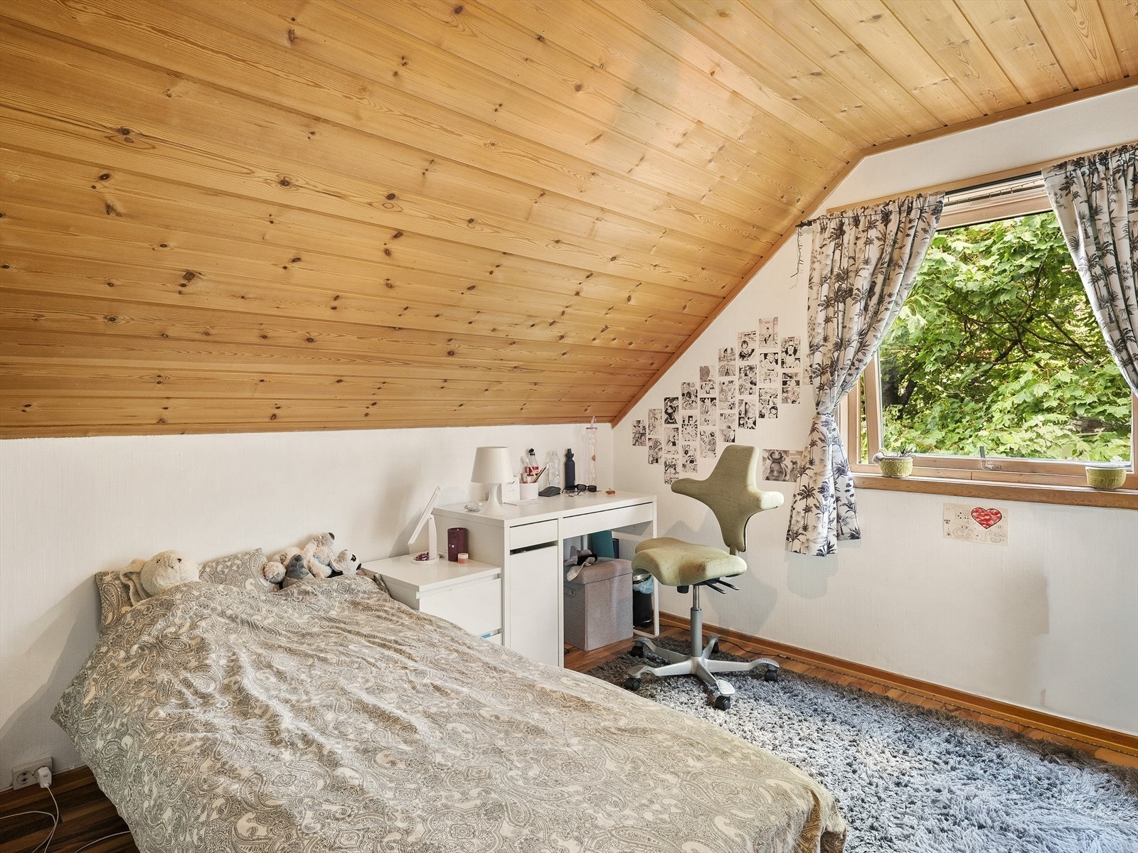 Soverom 3 er lyst soverom med plass til både seng og skrivepult. Galleribilde