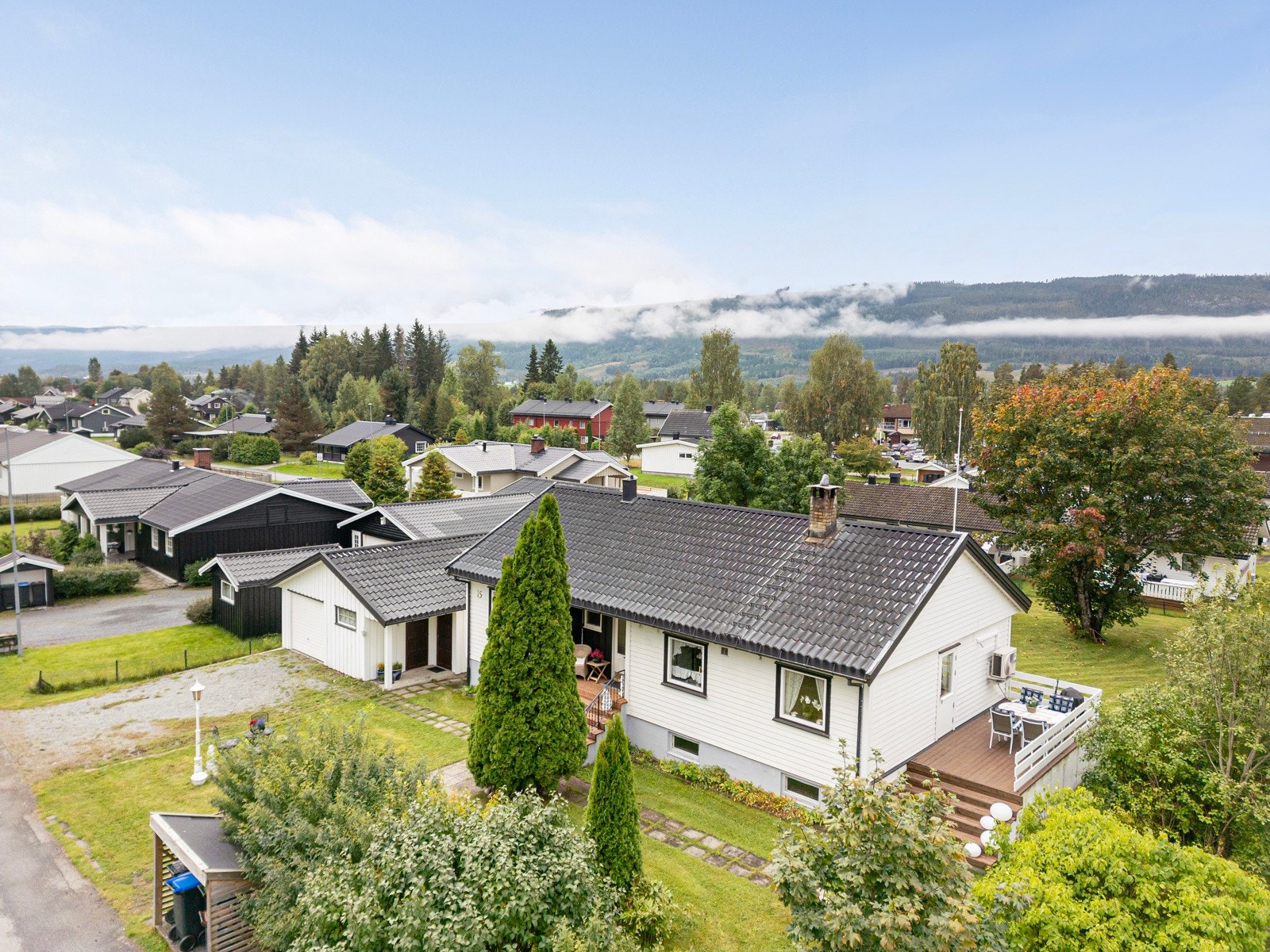 Kort veg til fine turområder, både ved elva og oppe i Landsbyskogen Galleribilde