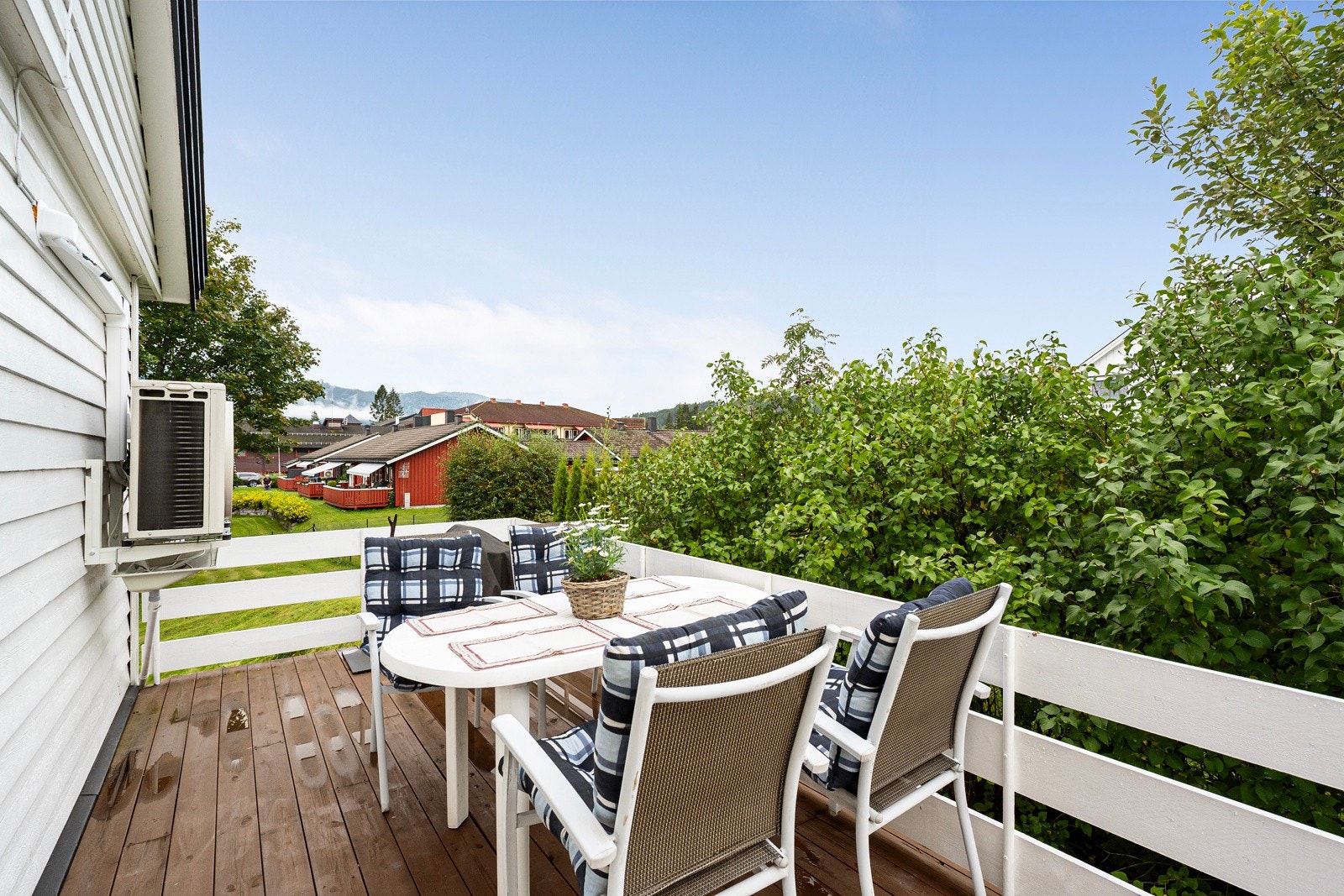 Solrik veranda med plass til sittegruppe Galleribilde