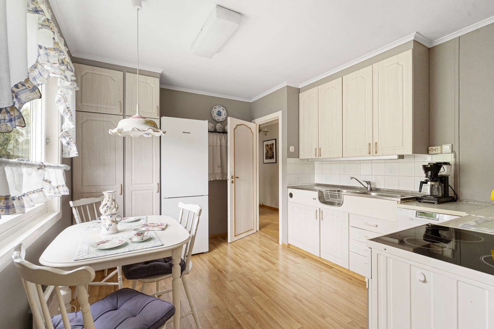 Eldre innredning med fronter fra ca 1999 Galleribilde