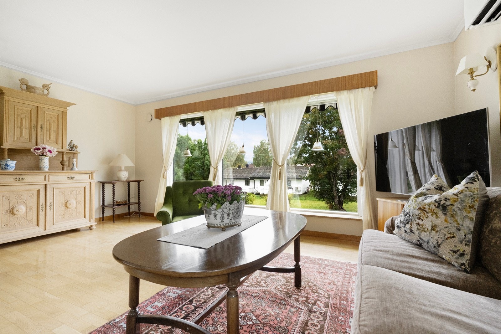 Dette er en bolig med mange rom og muligheter, perfekt for familien som ønsker god plass og potensiale til å sette sitt eget preg Galleribilde