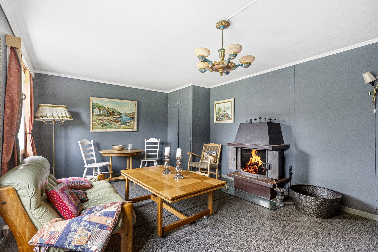 Kjellerstue med peis Galleribilde