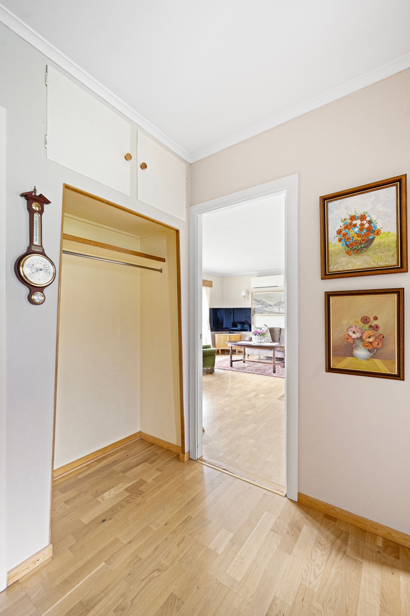 Gang med plass til klær og sko Galleribilde