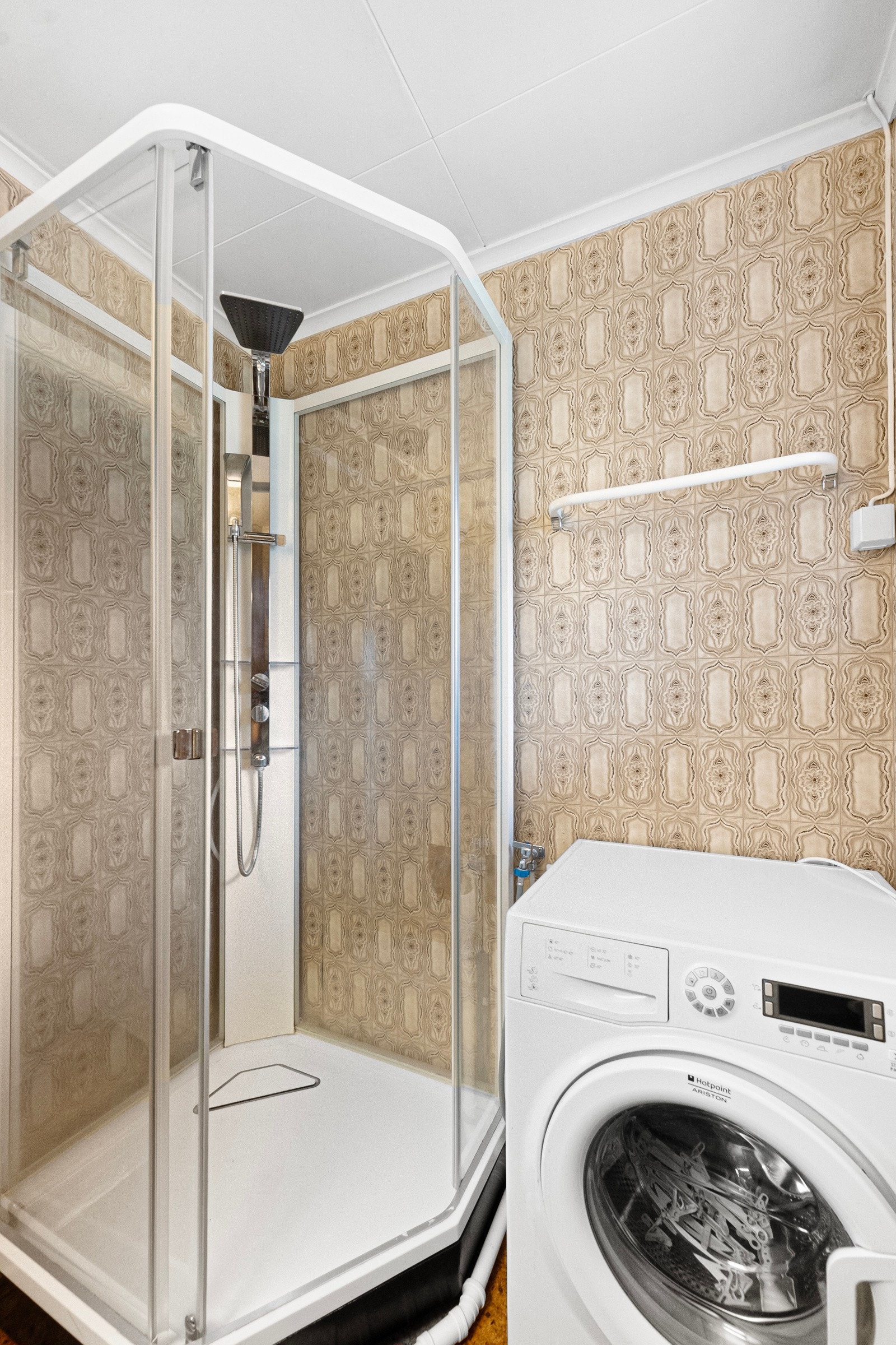 Praktisk med dusjkabinett, samt at vaskemaskinen er plassert her så man har alt man trenger på hovedplanet Galleribilde