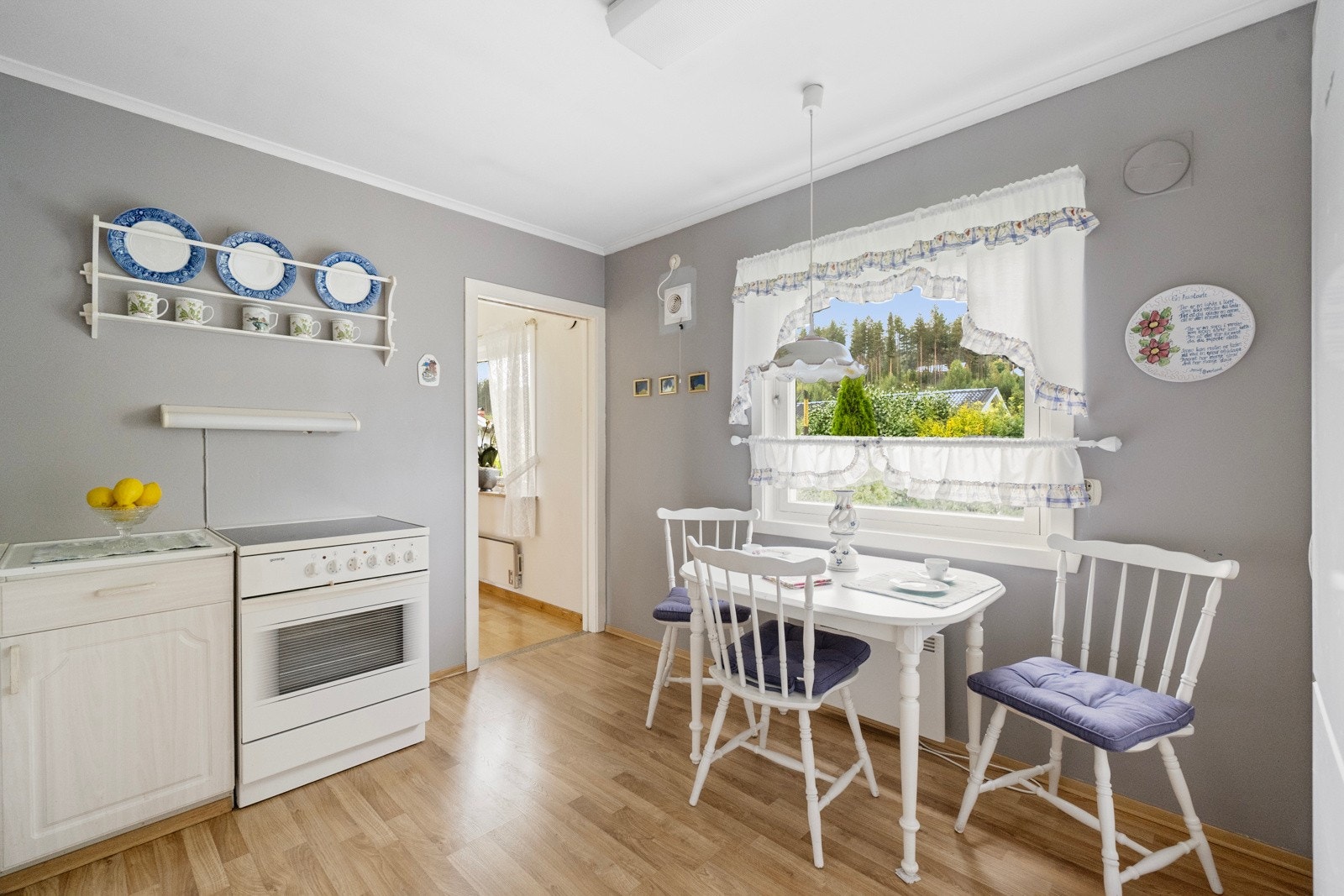 Kjøkken med koselig spiseplass ved vinduet Galleribilde