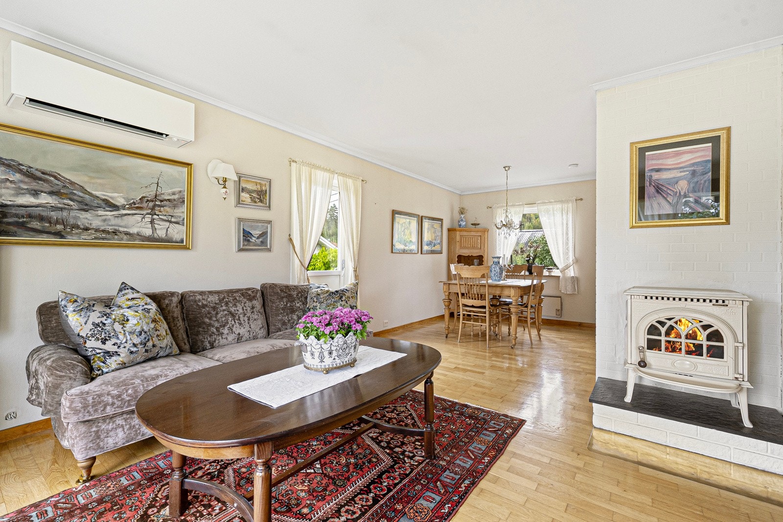 Rommet byr på god plass til sofagruppe og spisebord Galleribilde