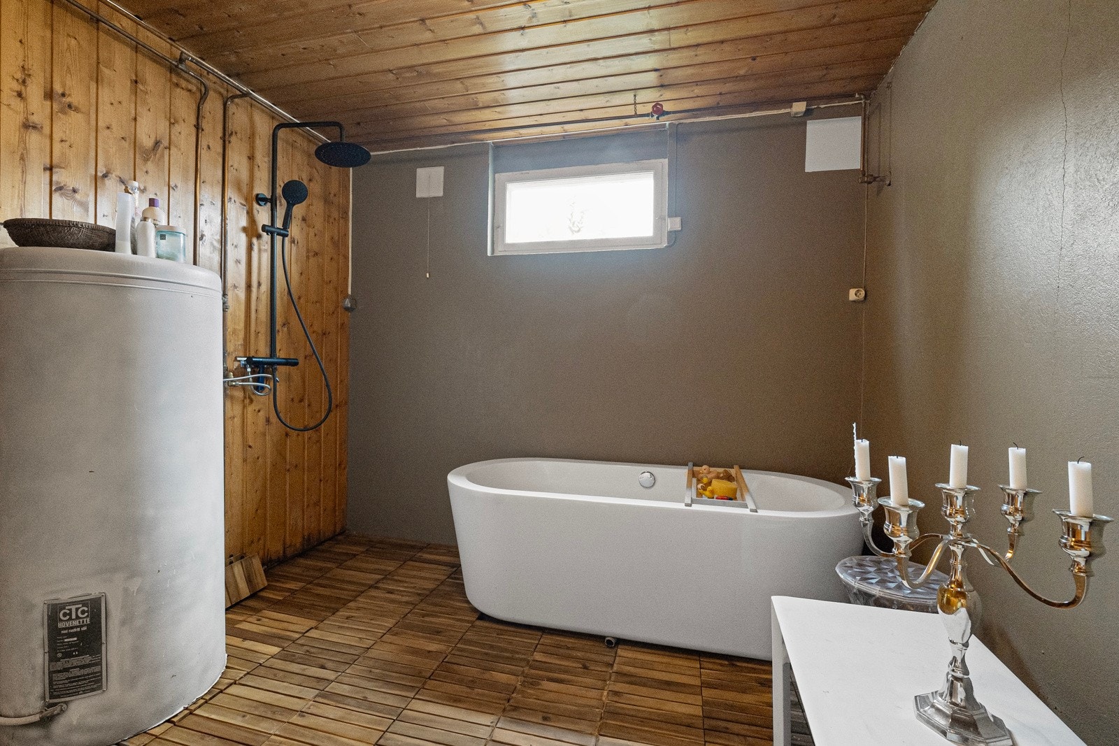 Innredet dusjrom med badekar i underetasjen, dette rommet tilfredsstiller ikke dagens krav til våtrom Galleribilde