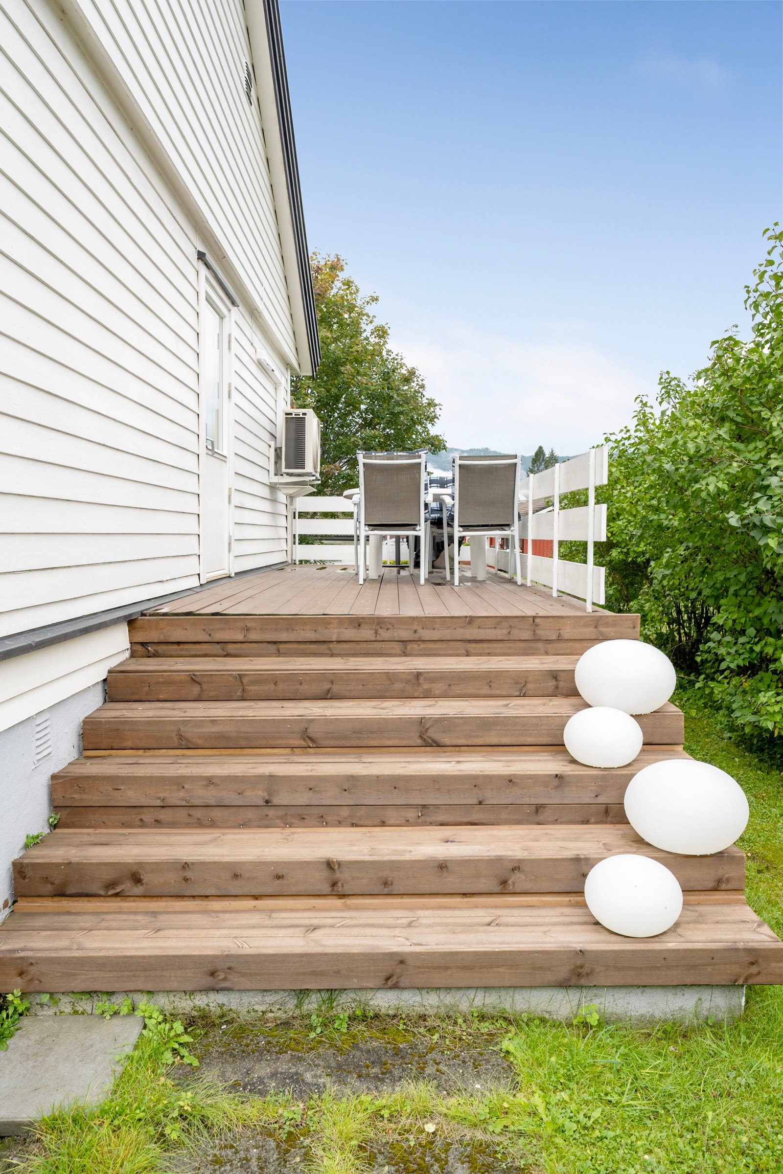 Nedgang fra veranda til hage Galleribilde