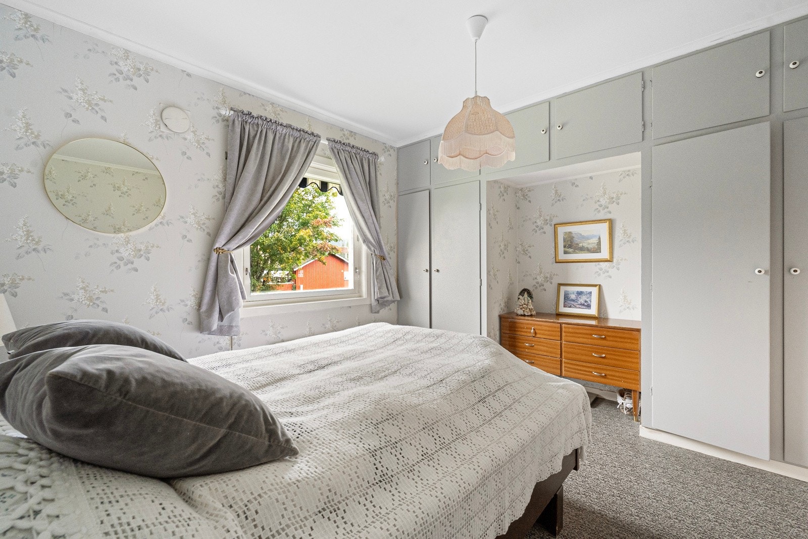 Soverom II har godt med skapplass Galleribilde