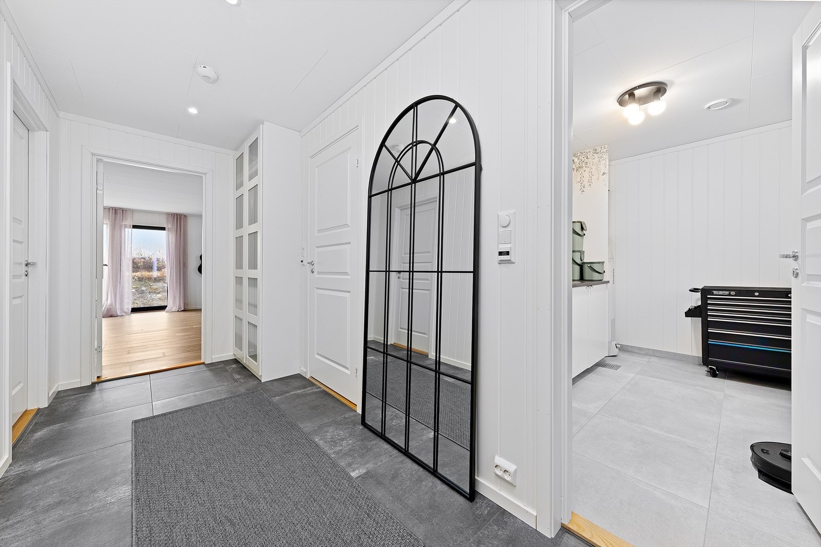 Man ønskes velkommen inn i en lys og romslig entré. Galleribilde