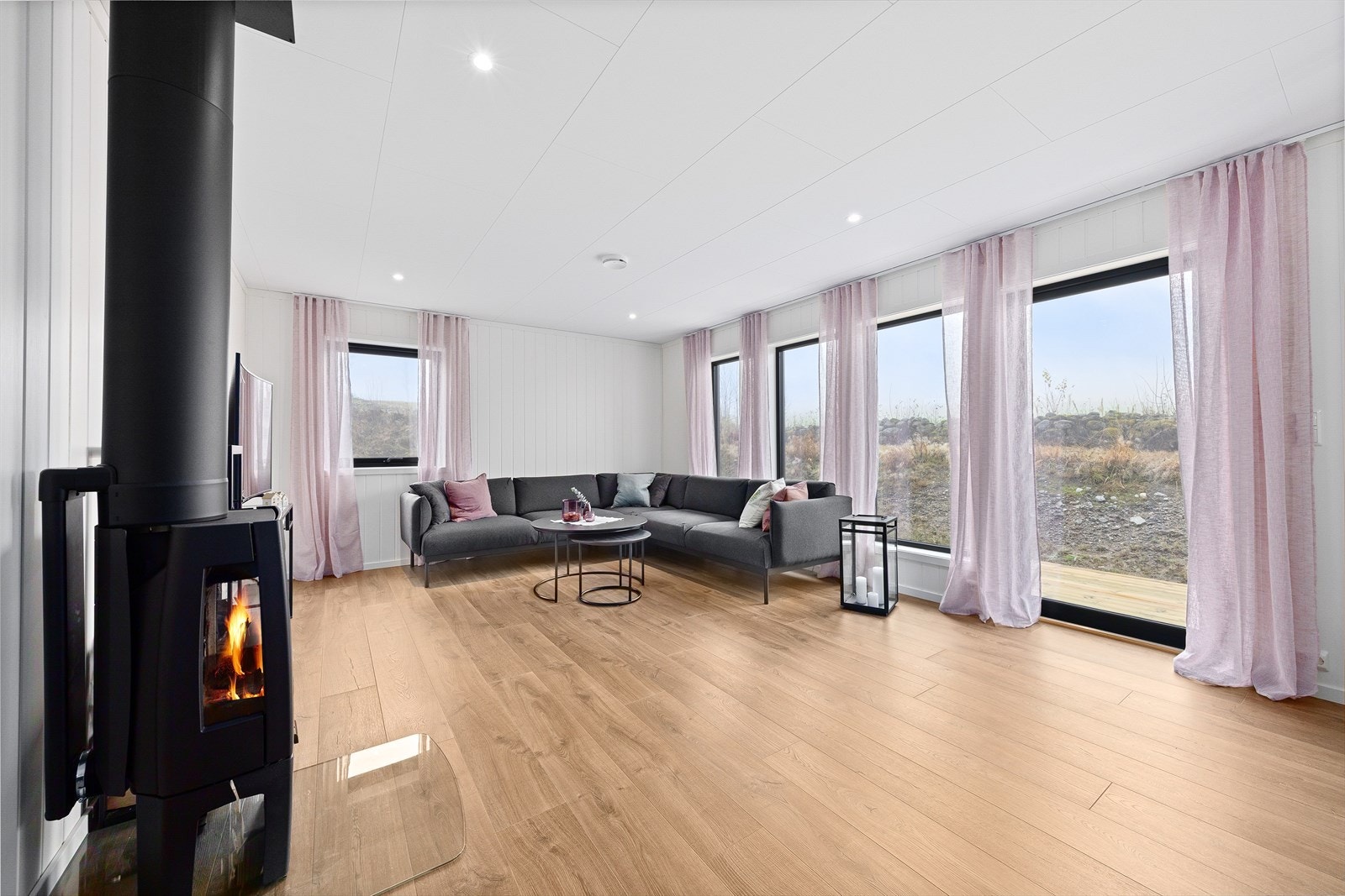 Rommet har lyse flater og godt lysinnslipp fra vinduer. Galleribilde