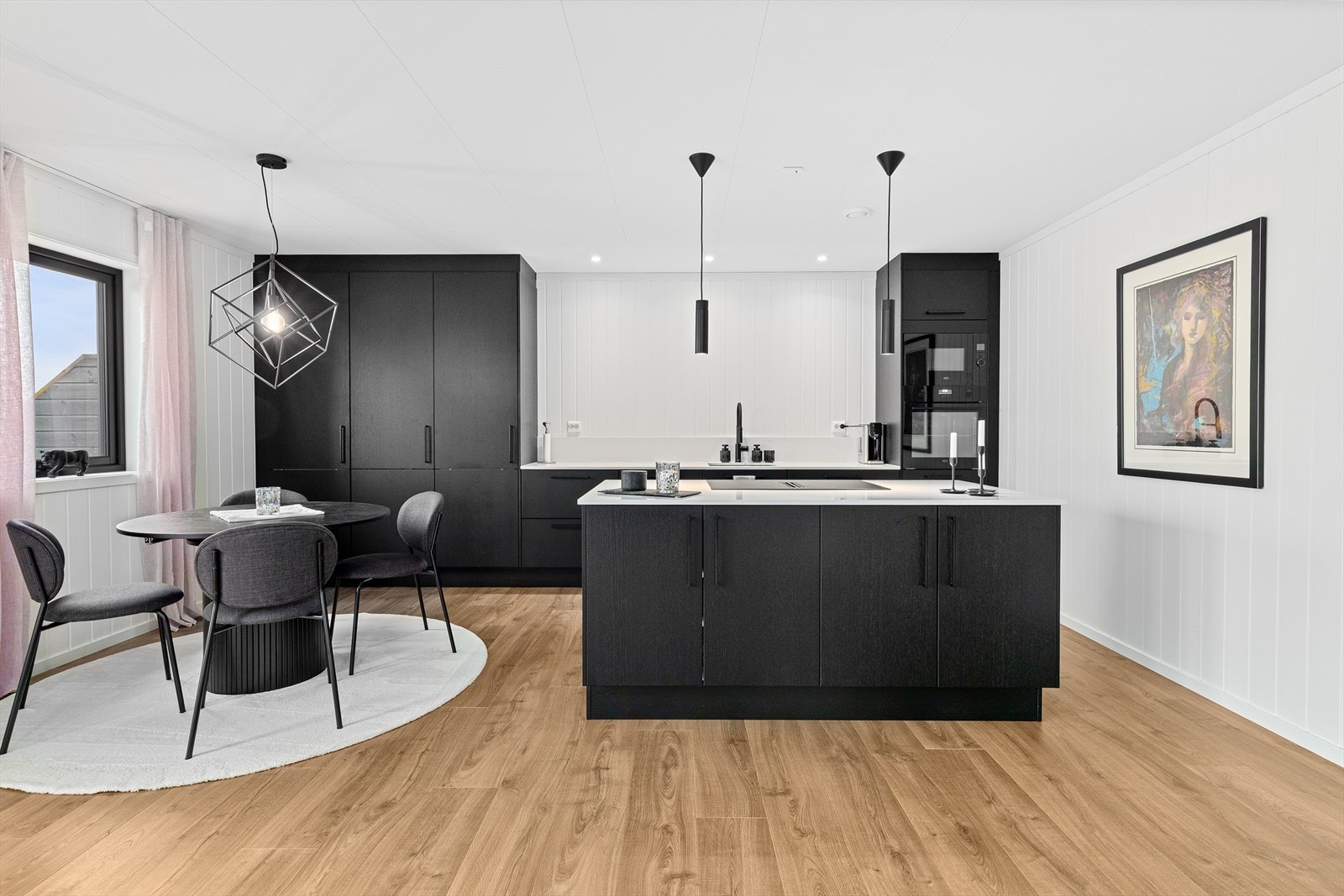 Innredningen er godt utstyrt med integrerte hvitevarer som kjøl/fryseskap, oppvaskmaskin, induksjonstopp, micro, stekeovn, vannstoppsystem og komfyrvakt. Galleribilde