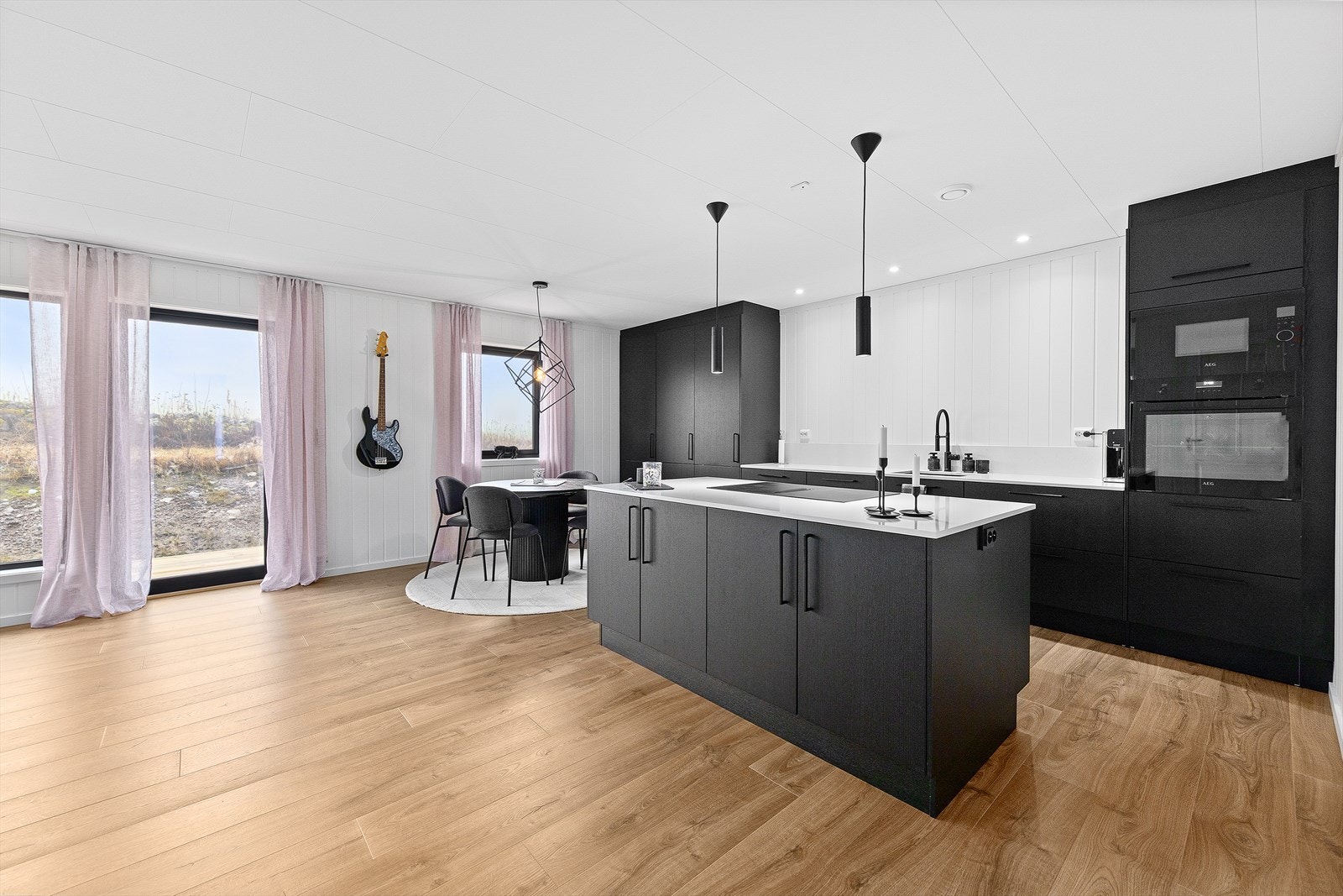 Fra rommet er det også utgang til terrassen. Galleribilde