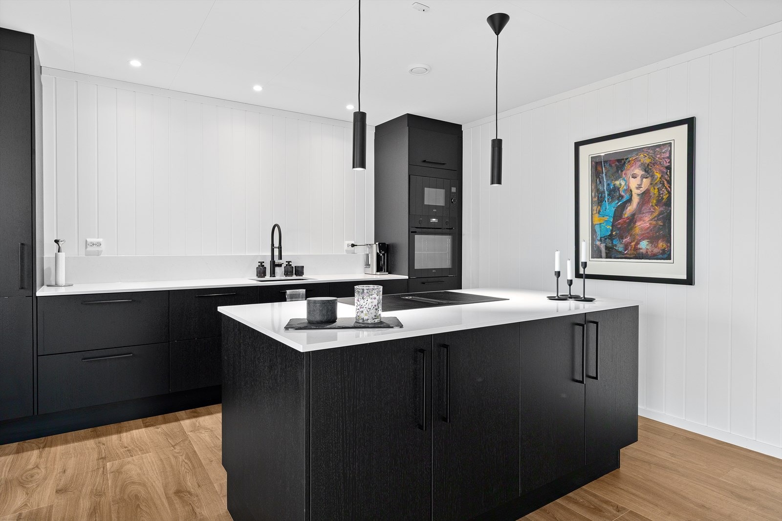 Med en praktisk kjøkkenøy har man også ekstra oppbevaringsplass, samt gode arbeidsflater. Galleribilde