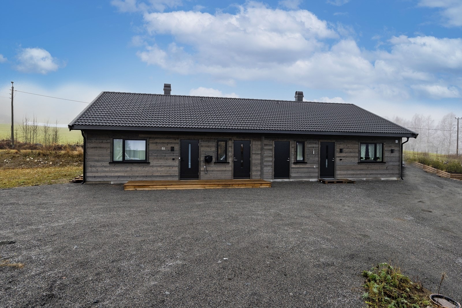 Boligen ligger i et rolig og barnevennlig område med kort gangavstand til barnehage, skole, idrettspark, aktivitetshall og bussforbindelse. Galleribilde