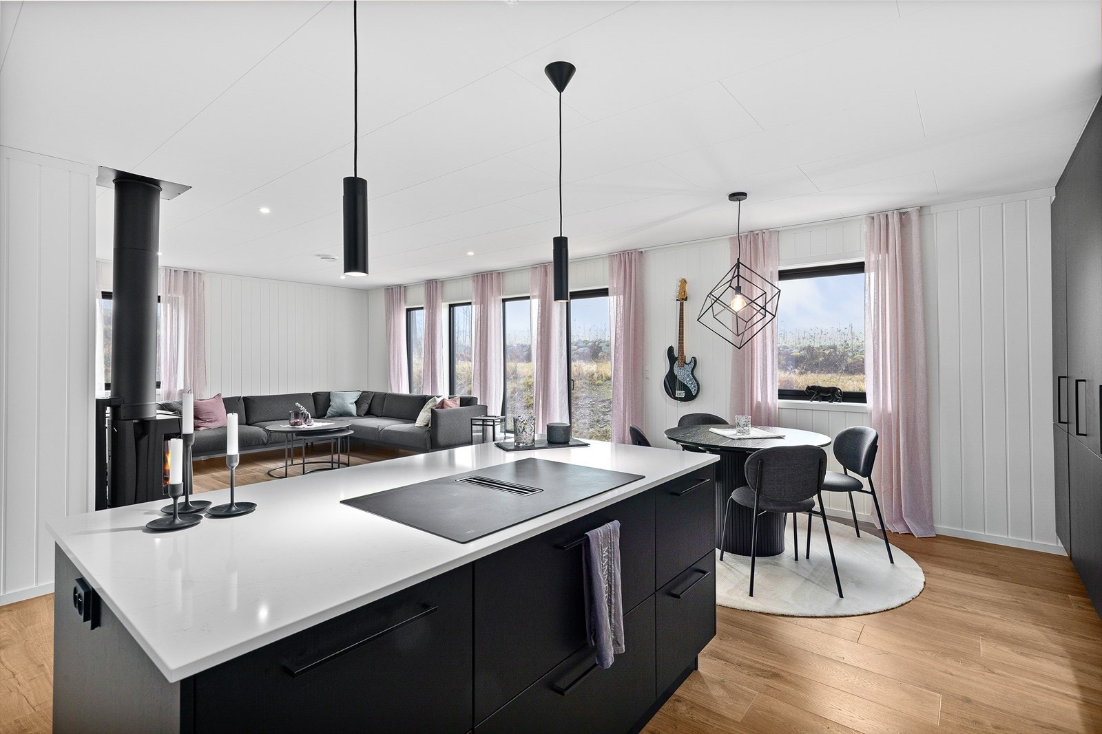 Kjøkkenet har en moderne og påkostet innredning fra den norske kvalitetsleverandøren Sigdal Kjøkken. Galleribilde