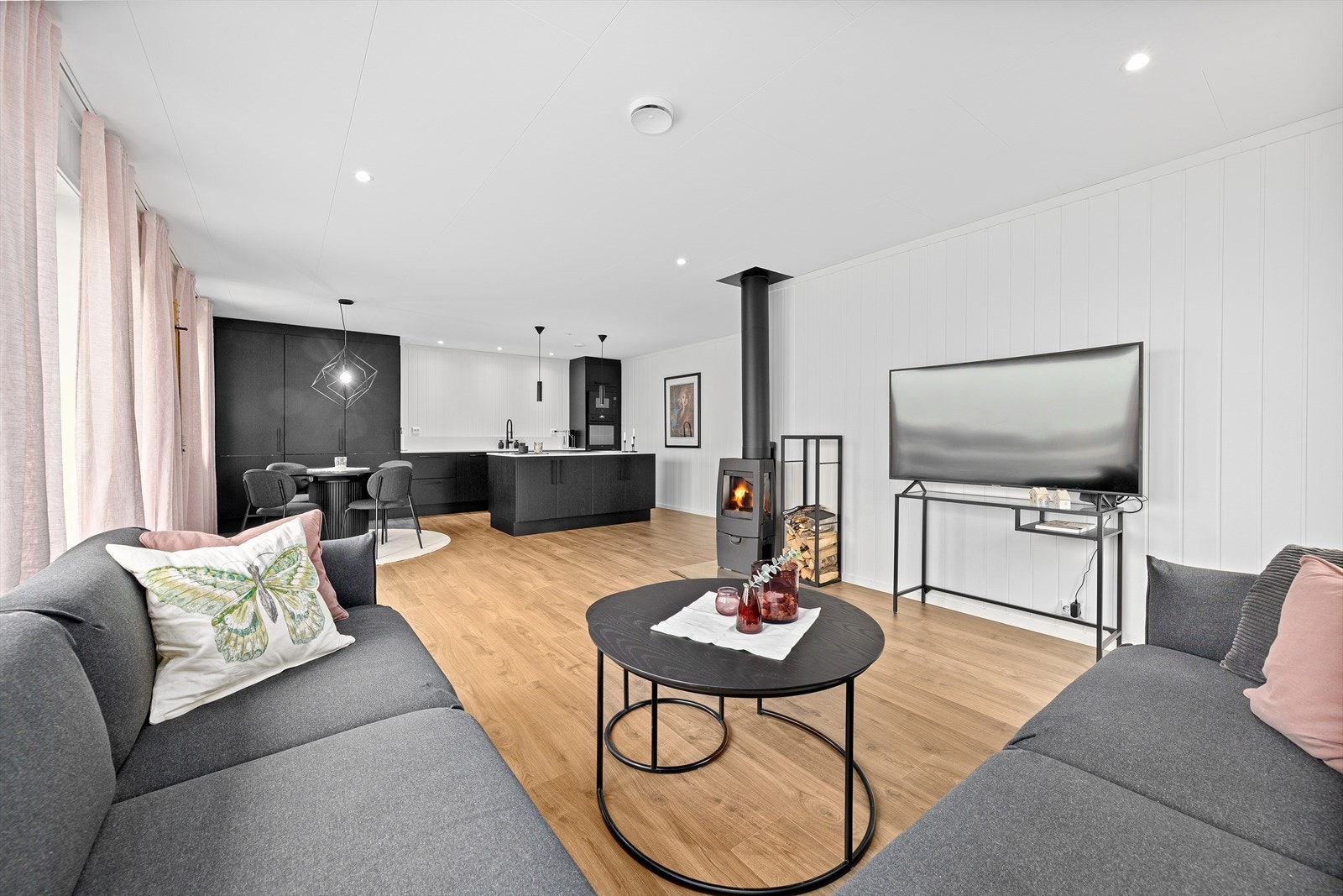 Boligen har en åpen og luftig stue- og kjøkkenløsning. Galleribilde