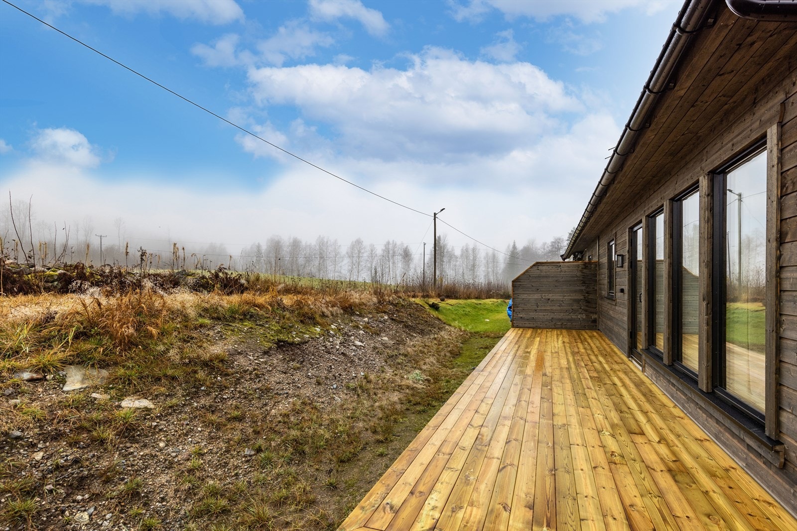 Med utgang fra stue har man også en terrasseplatting av god størrelse, som gir rom for flere soner. Galleribilde
