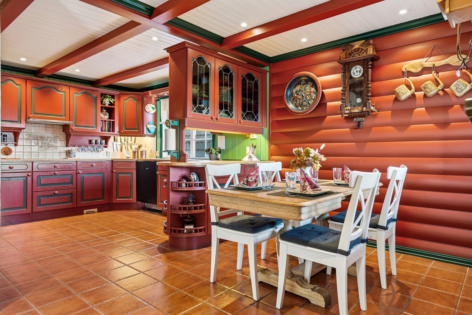 Kjøkkenet har profilerte fronter, integrert komfyr og koketopp, samt tilgang til et praktisk kjølerom. Galleribilde