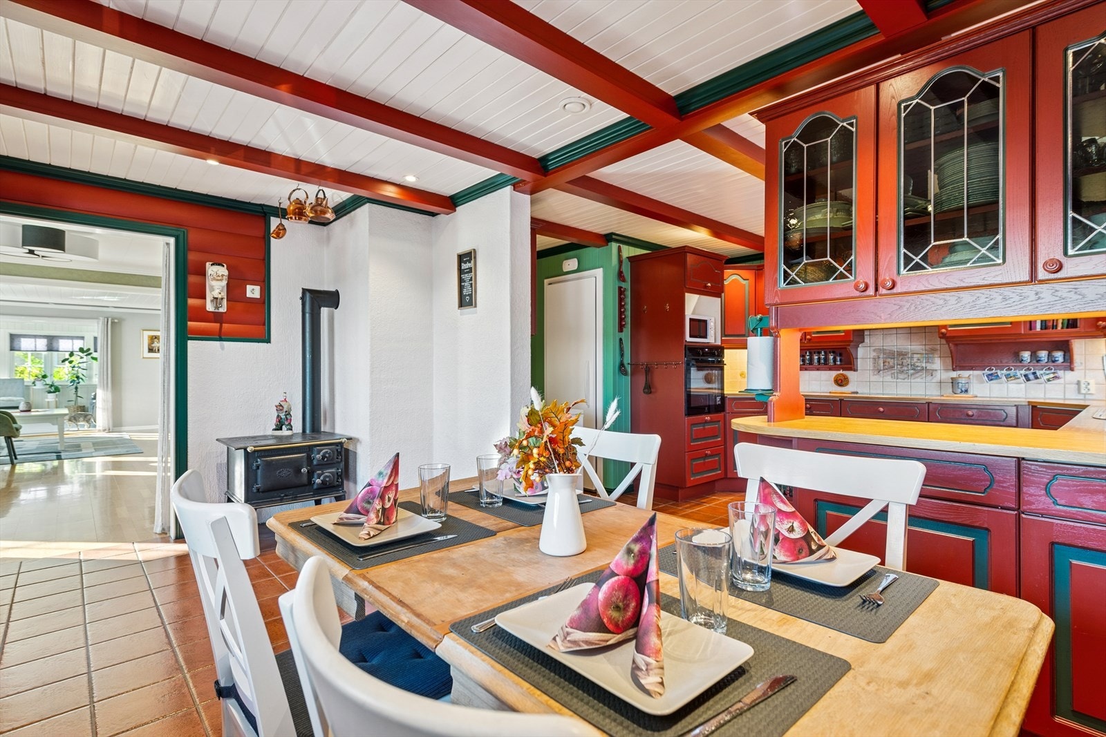 Romslig kjøkken med god plass til spisebord. Vedovnen gir en lun atmosfære. Galleribilde