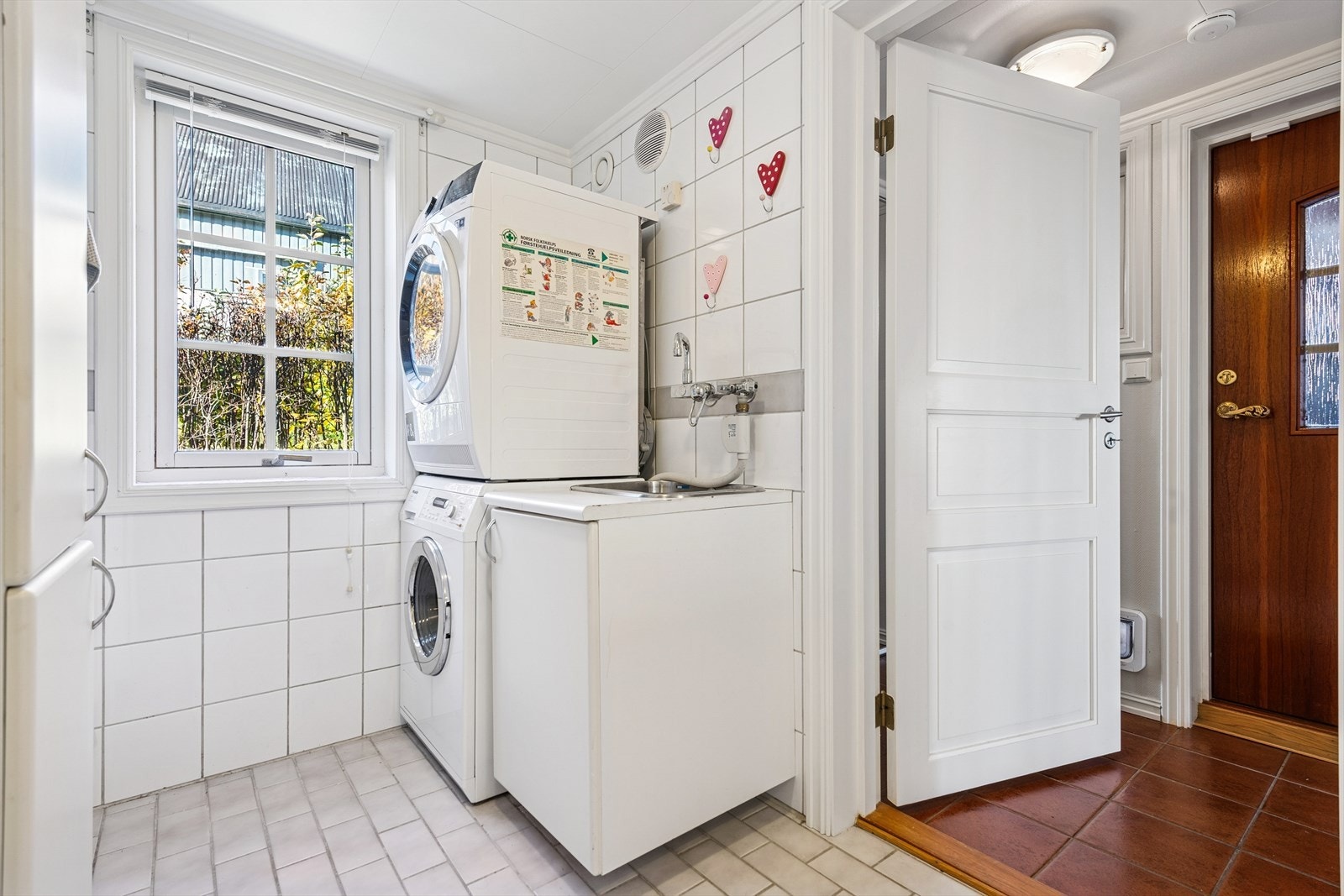 Vaskerommet har en praktisk plassering med utgang ut på bakdøra. Galleribilde