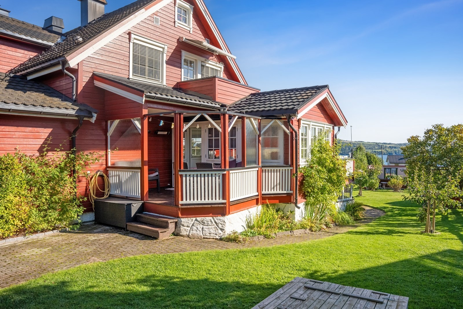 Eiendommen har flere terrasser og en stor og flott opparbeidet hage. Galleribilde