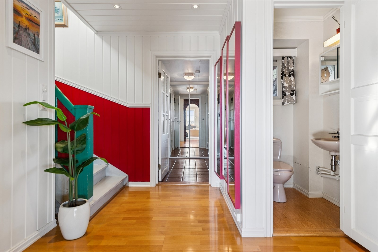 Etasjen har også et separat toalettrom, praktisk plassert i tilknytning til gangen. Tretrappen leder opp til en lys og åpen hall i andre etasje. Galleribilde