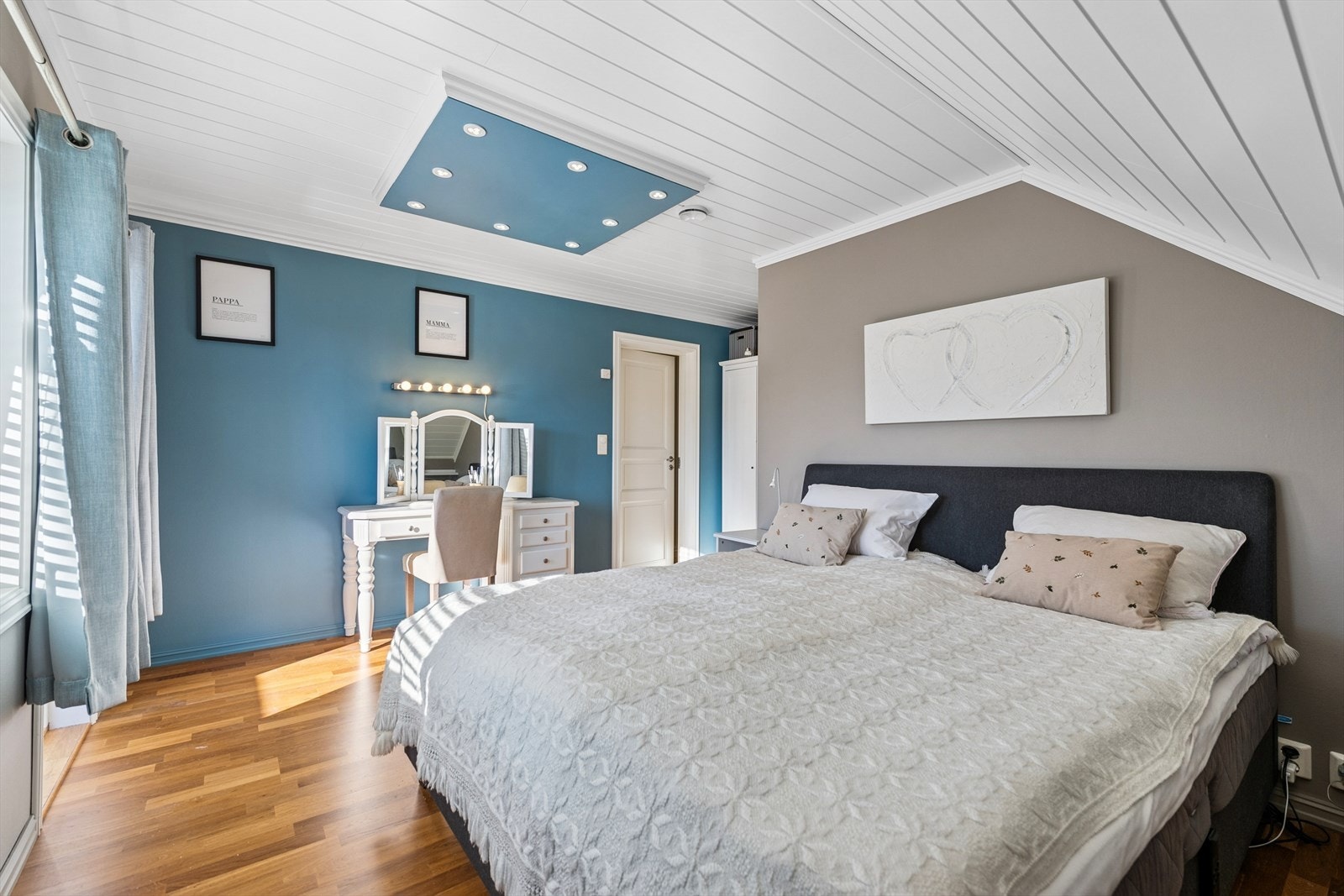 Soverommet er romslig og har plass til dobbeltseng og sminkebord. Galleribilde