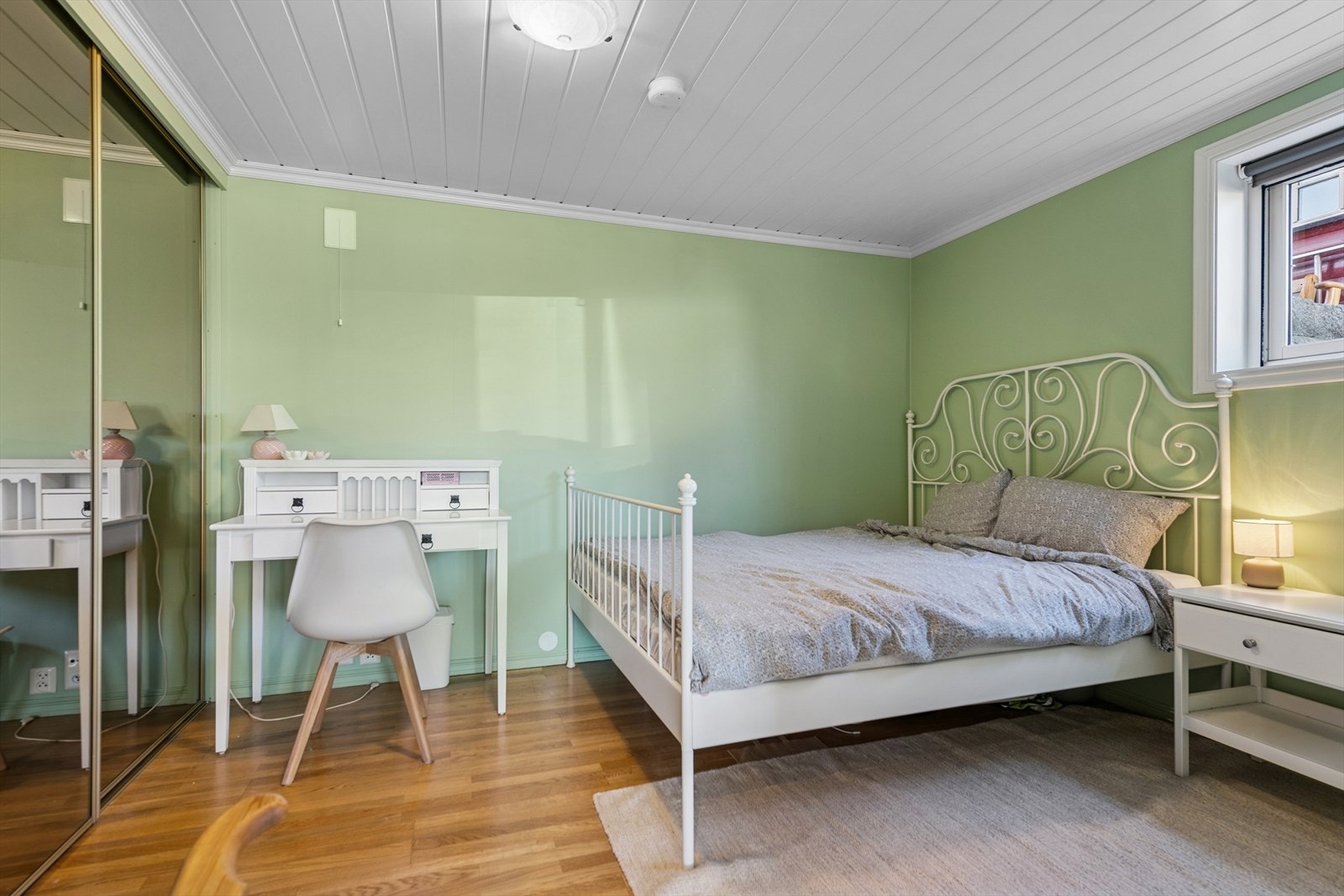 Soverom i leiligheten med god plass til seng. Innebygd garderobeløsning med skyvedører. Galleribilde