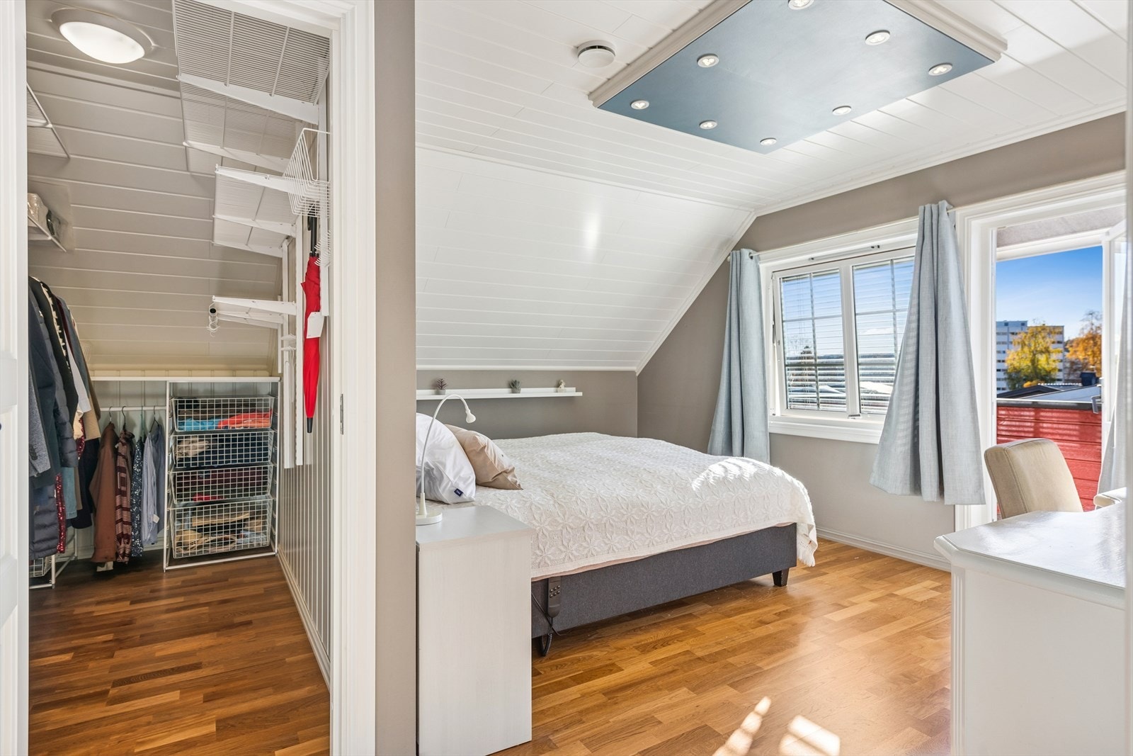 Hovedsoverommet har en praktisk walk-in-garderobe for god oppbevaring og utgang til en egen balkong. Galleribilde