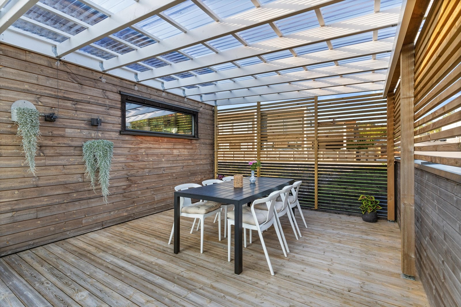 Det er montert en fin pergola med tak på terrassen. Galleribilde