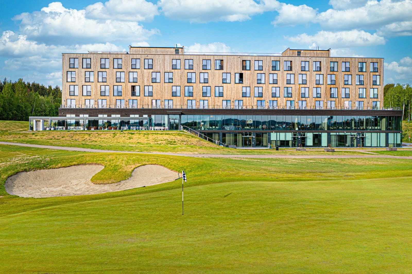 I tillegg finner du Lily Country Club, med spaanlegg, golfbane og hotell. Galleribilde