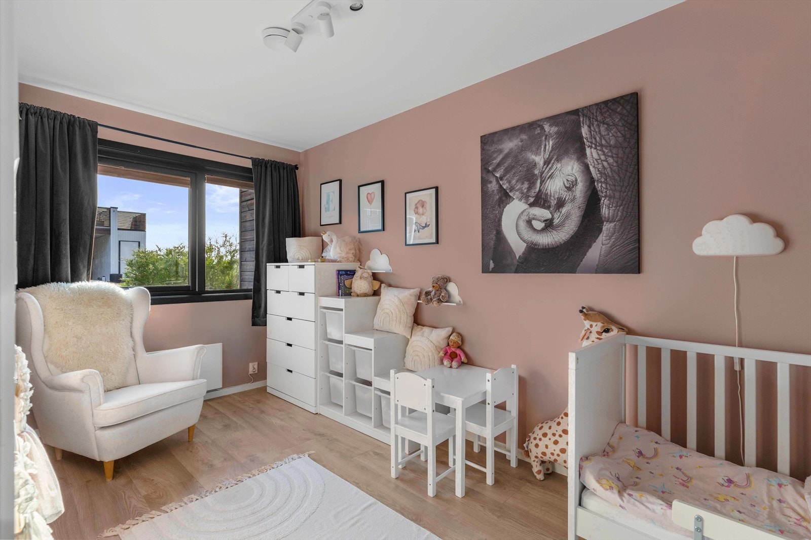 Rommene har plass til seng, nattbord, garderobeløsning og evt. skrivebord. Galleribilde