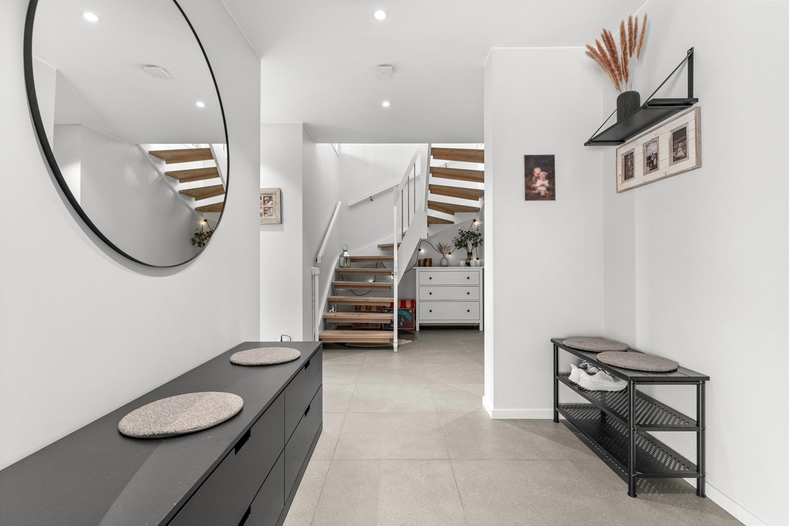 Det er praktiske fliser på gulvet, samt malte slette veggflater. Det er elektrisk gulvvarme i entréen/gangen. Galleribilde