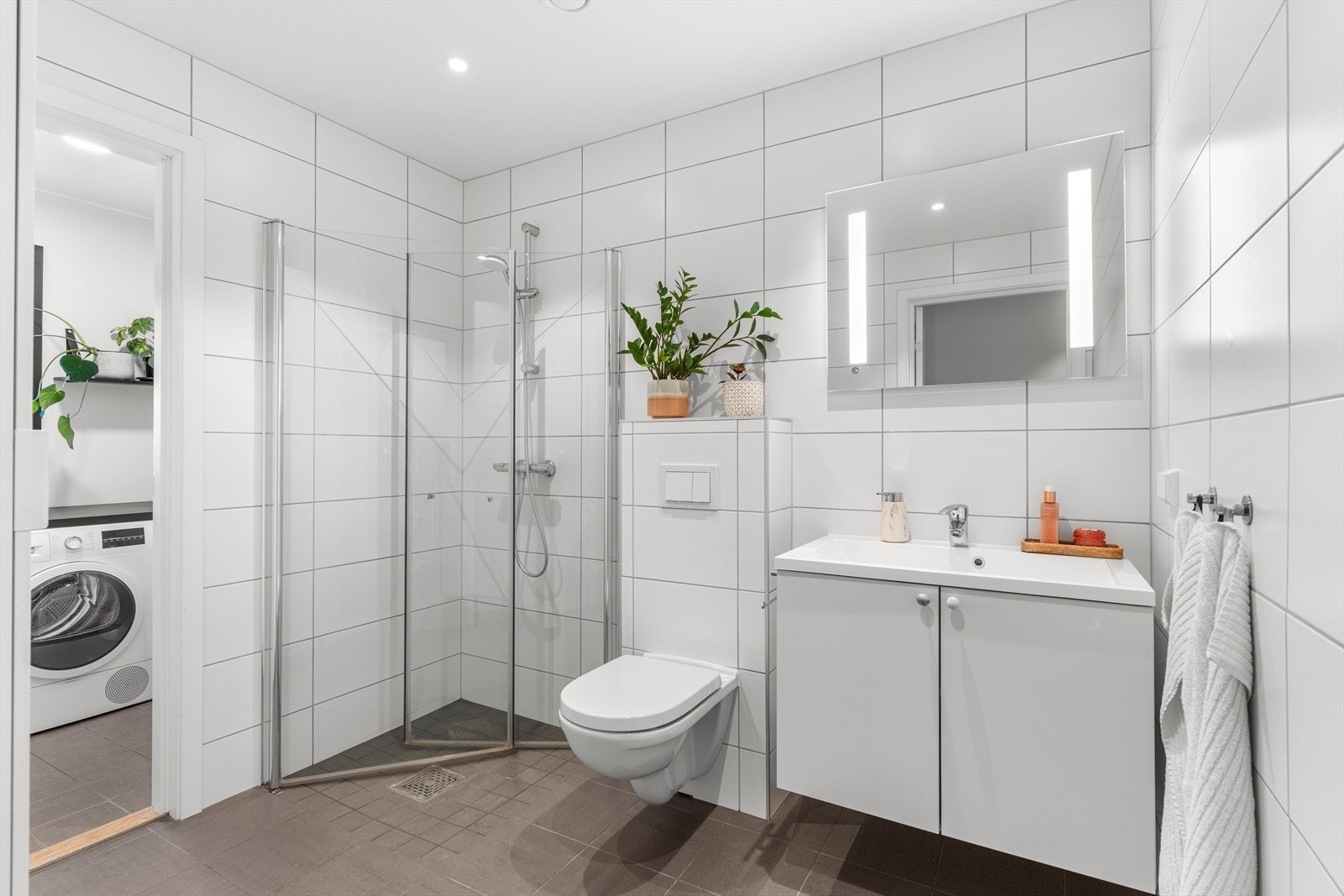 Etasjen har et romslig baderom, med tilkomst til eget vaskerom. Galleribilde
