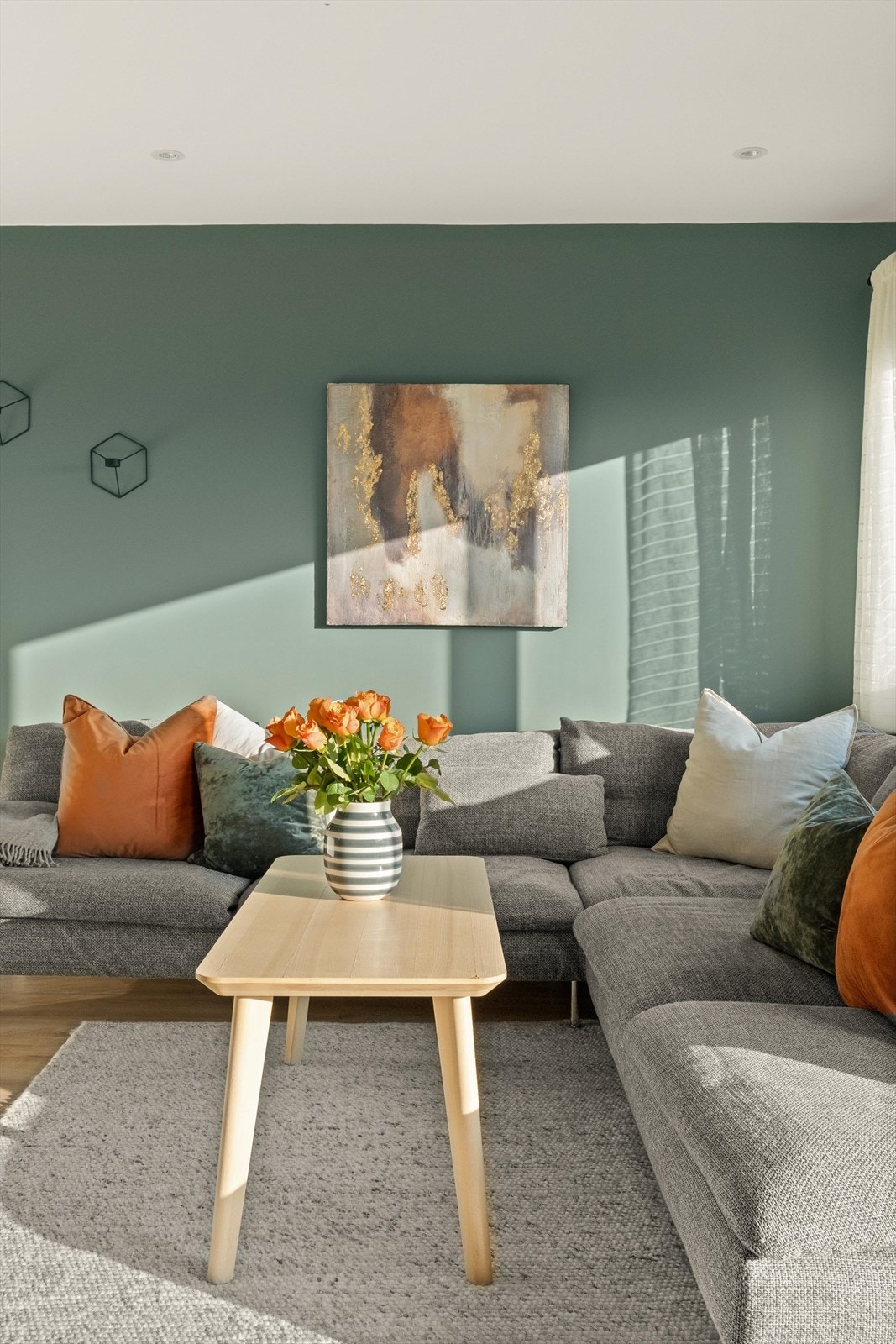 Rommet har pent malte vegg- og takflater, samt lyse laminatgulv. Galleribilde