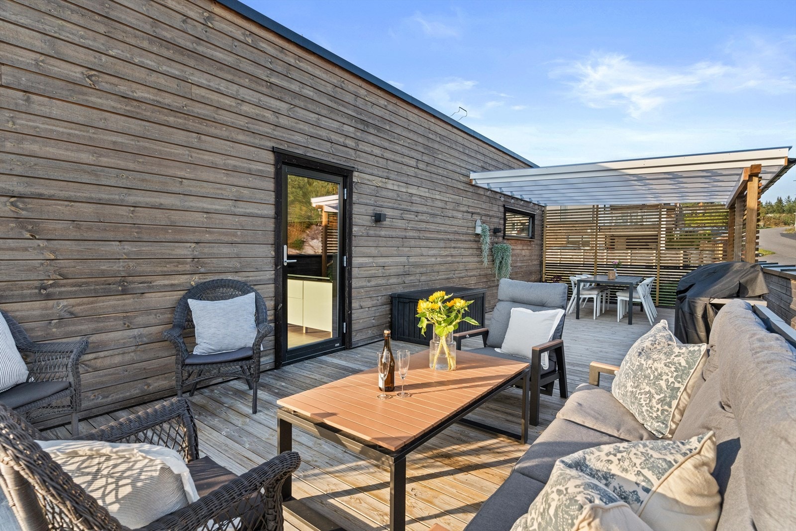 Her ute er det god plass til flere sittegrupper, samt grill. Galleribilde