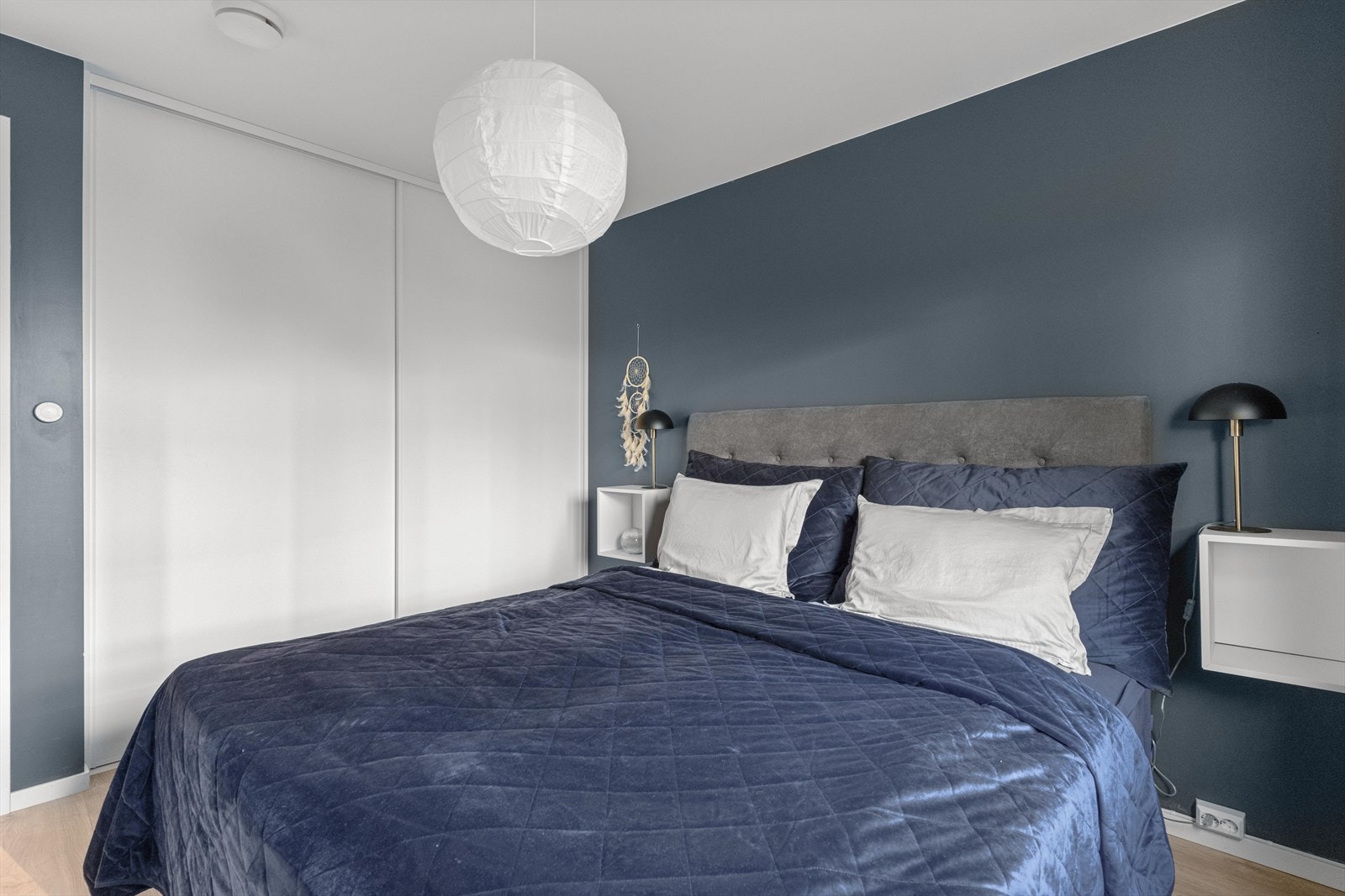 Videre er det plass til klesoppbevaring i skyvedørsgarderobe. Galleribilde