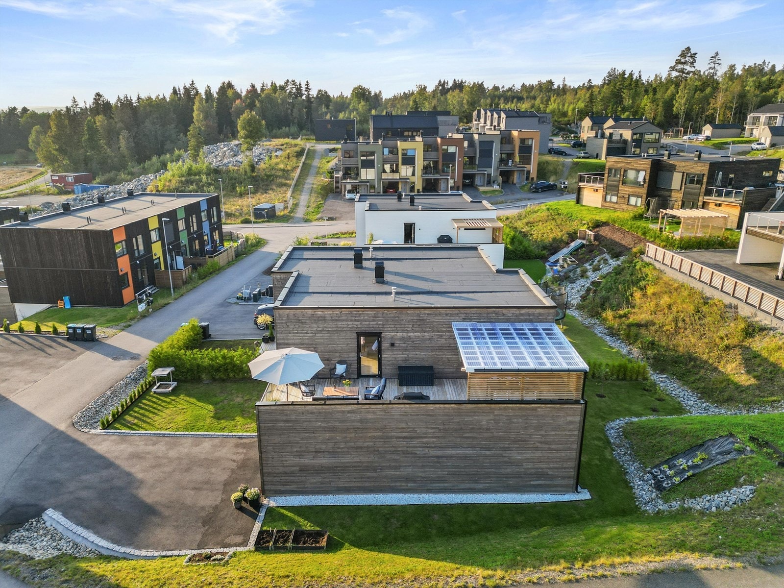 Boligen har en fin hage som strekker seg rundt boligen. Tomten er blitt pent opparbeidet med plen, tujahekker, epletre, rips, solbær, jordbær. Galleribilde