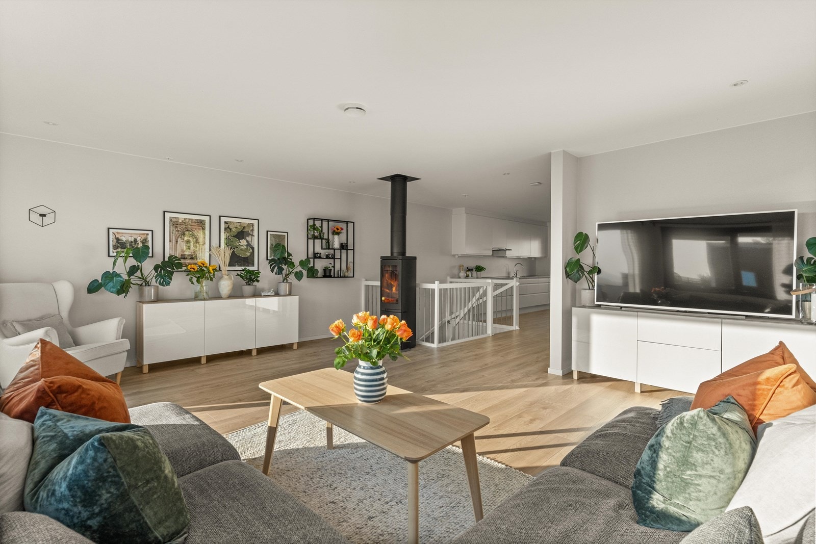 Det er verdt å få med seg at selger har montert screens/solskjerming utvendig i stua, samt plisségardiner innvendig i nesten alle vinduer. Galleribilde