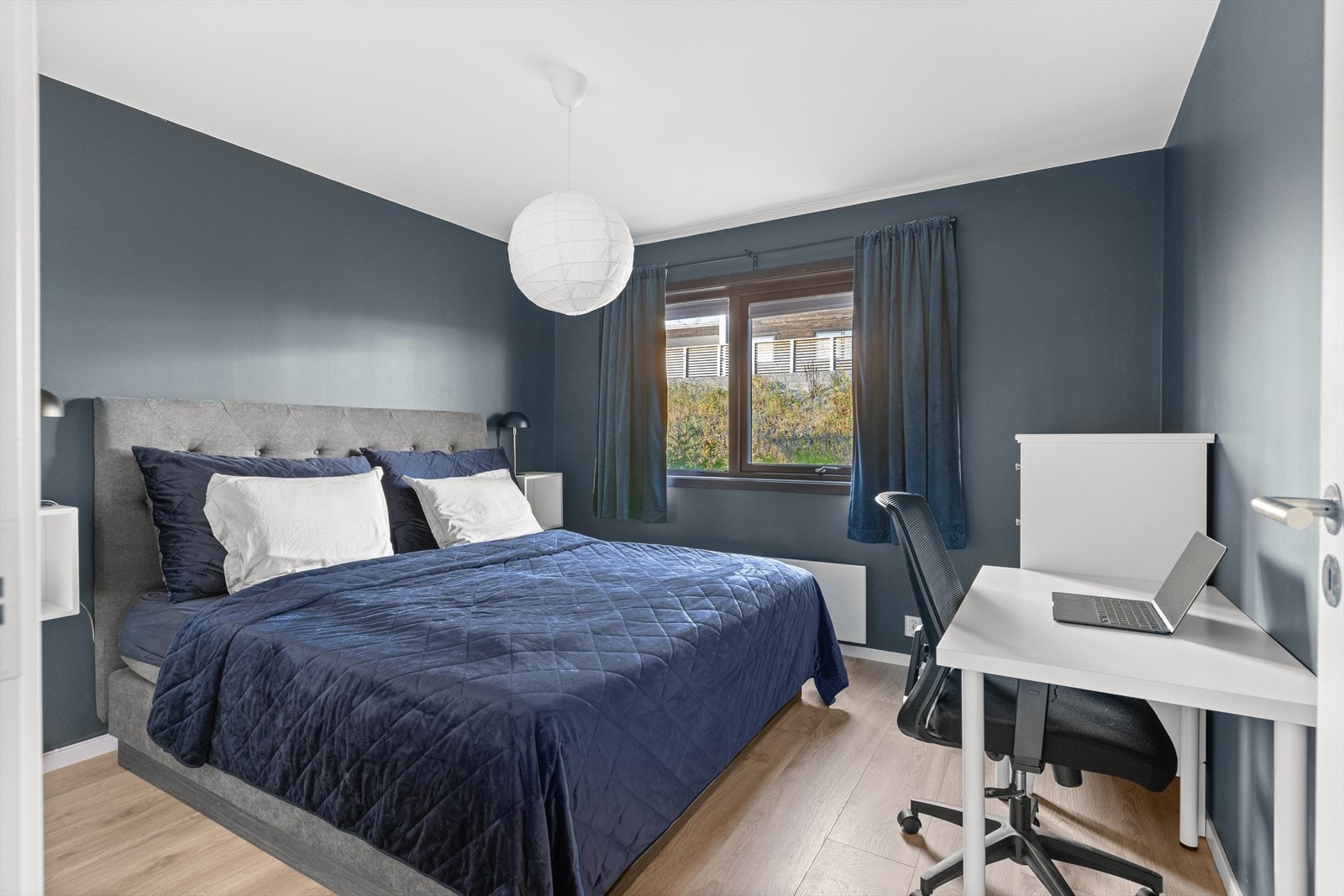 Boligen har tre soverom. Hovedsoverommet har plass til dobbeltseng med tilhørende nattbord. Galleribilde