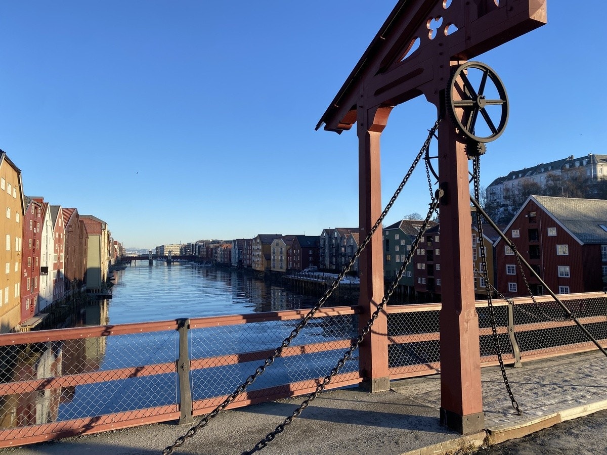 Bakklandet. Leiligheten ligger bak de byggene på venstre side Galleribilde