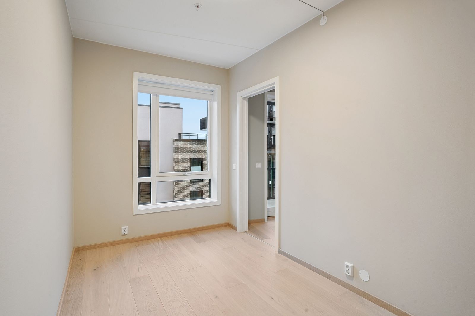 Lyst soverom med plass til seng og evt. møblering. Garderobeskap blir installert. Galleribilde