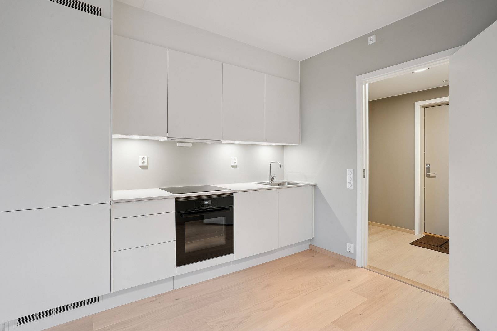 Praktisk kjøkken med alle hvitevarer integrert. Galleribilde