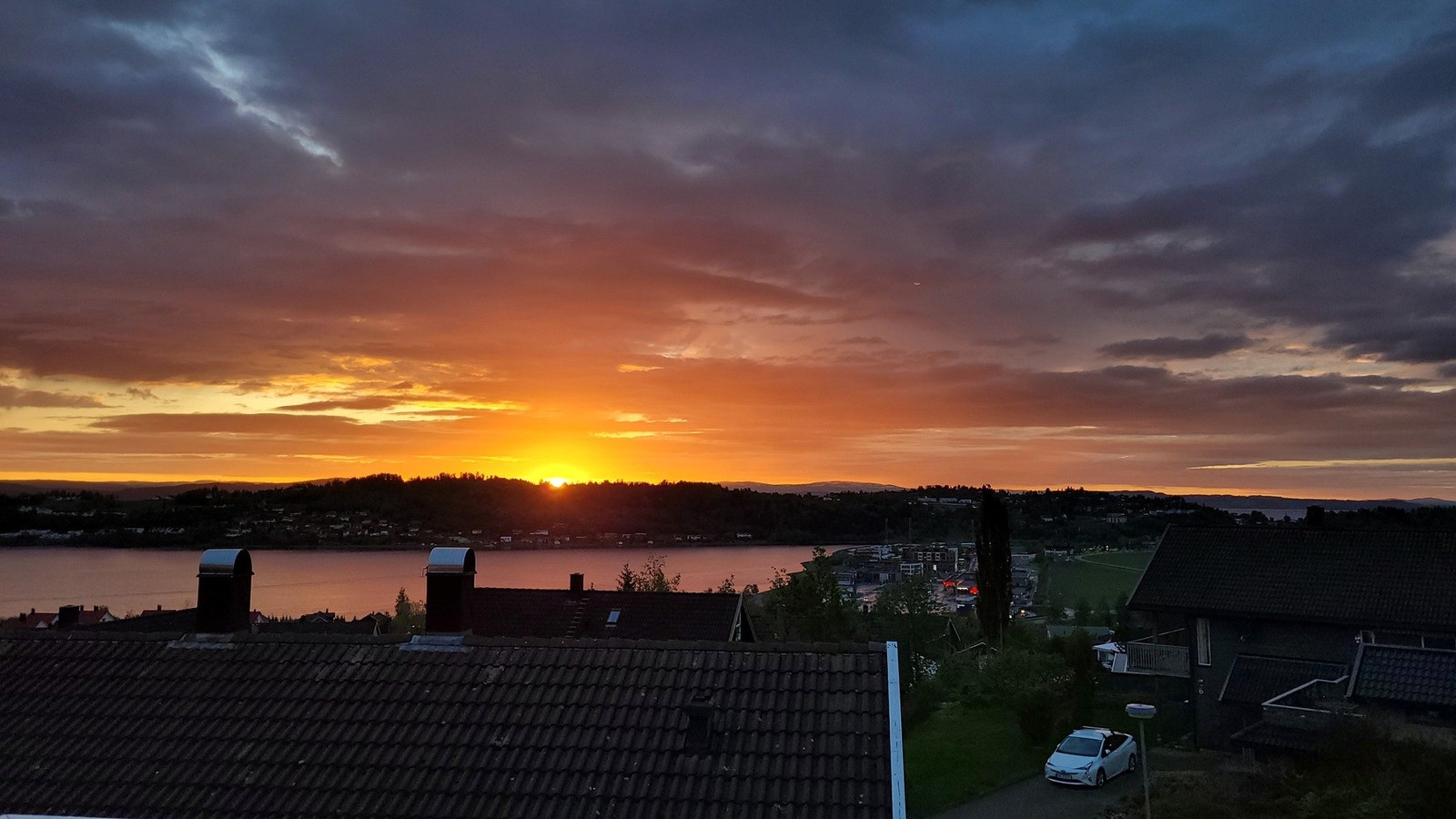 Opplev nydelige solnedganger fra egen terrasse på solrike sommerkvelder. Galleribilde