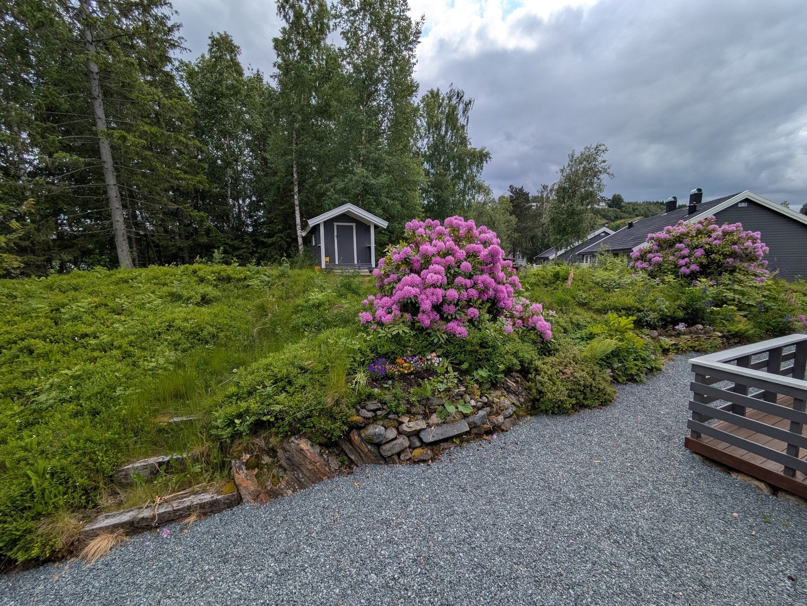 Friområdet utenfor inngangsdøra gir en skjermet og romslig uteplass. Galleribilde