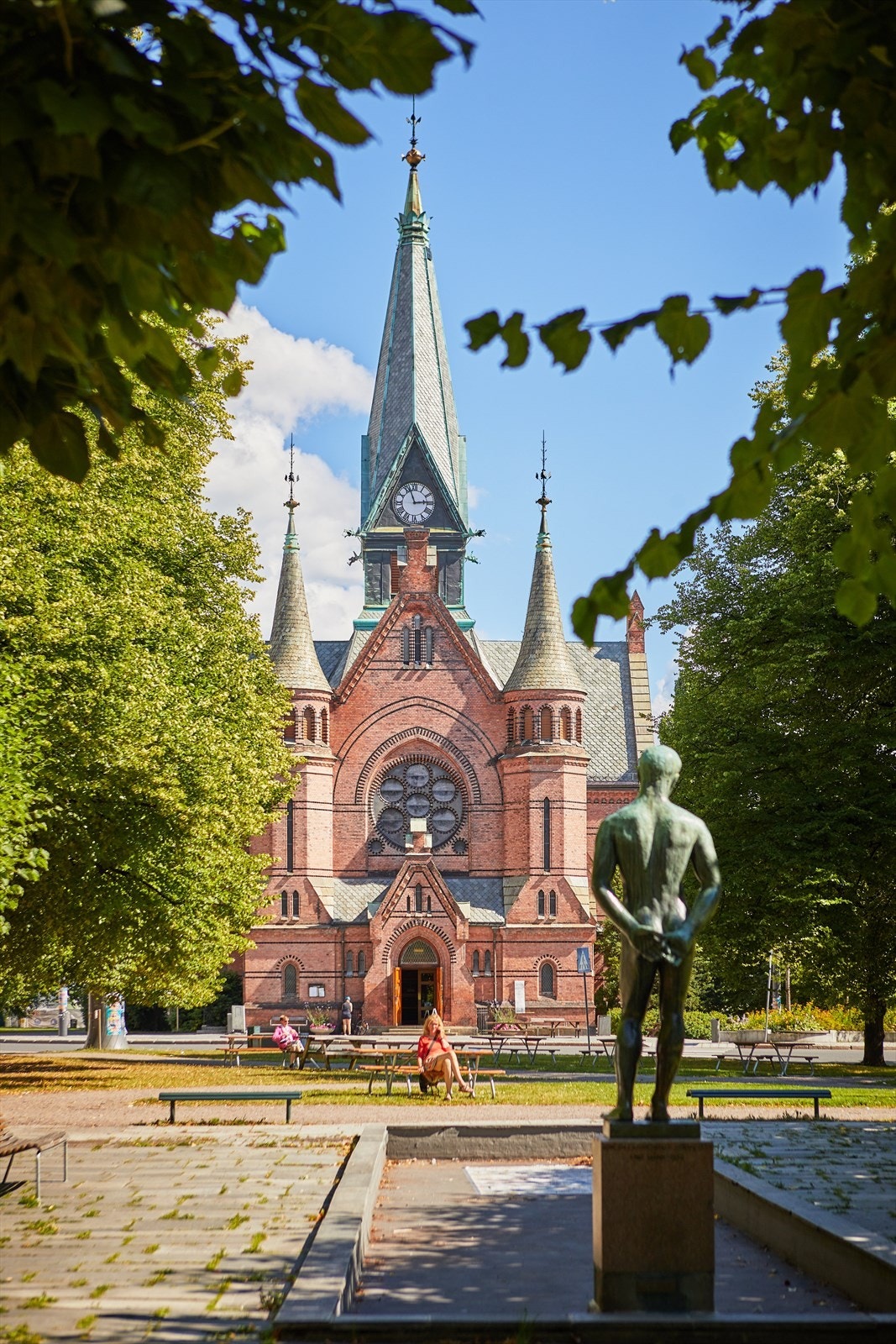 Det er ca. 3 minutters gange til bussholdeplassen på Sagene, og 4. minutters gange til bussholdeplassen på Arkitekt Rivertz plass. Galleribilde