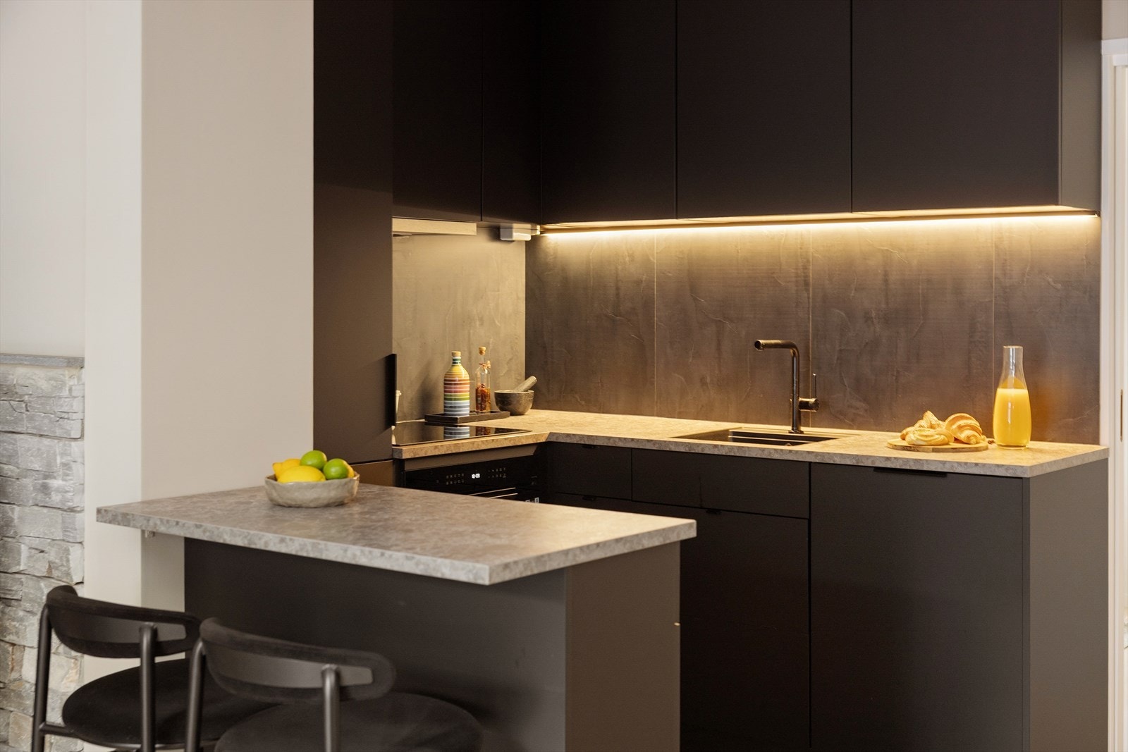 Kjøkkenet har smart-stekeovn fra samsung, ny platetopp fra AEG (januar 2026), integrert kombiskap og oppvaskmaskin. Galleribilde