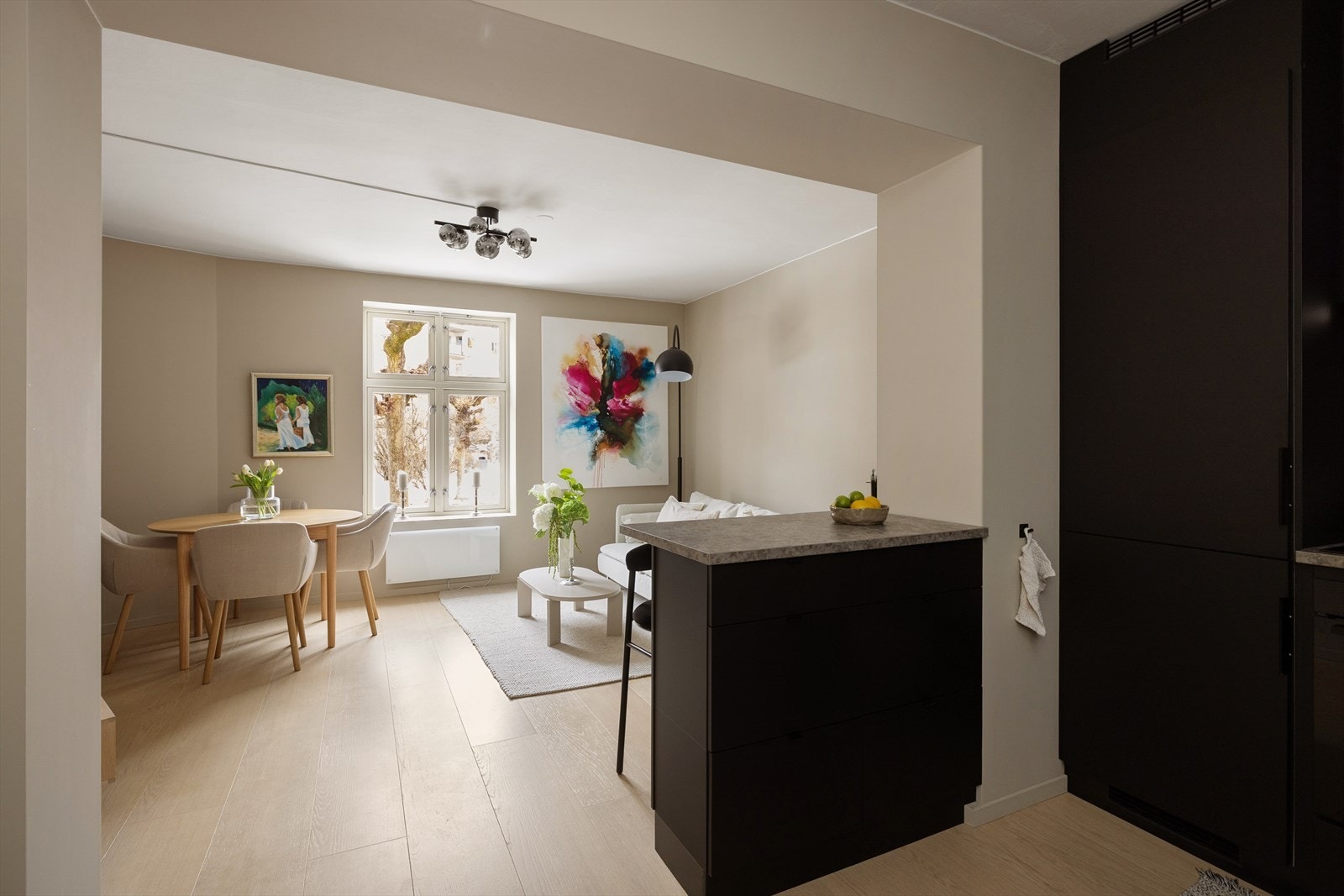 Store deler av leiligheten ble pusset opp i 2022/23 og kombinerer moderne komfort med et tidløst design. Galleribilde